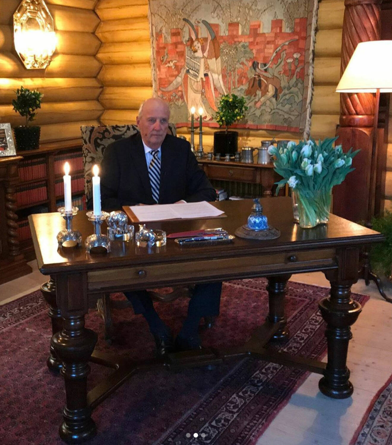 Kung Harald vid skrivbordet på Kongsseteren.