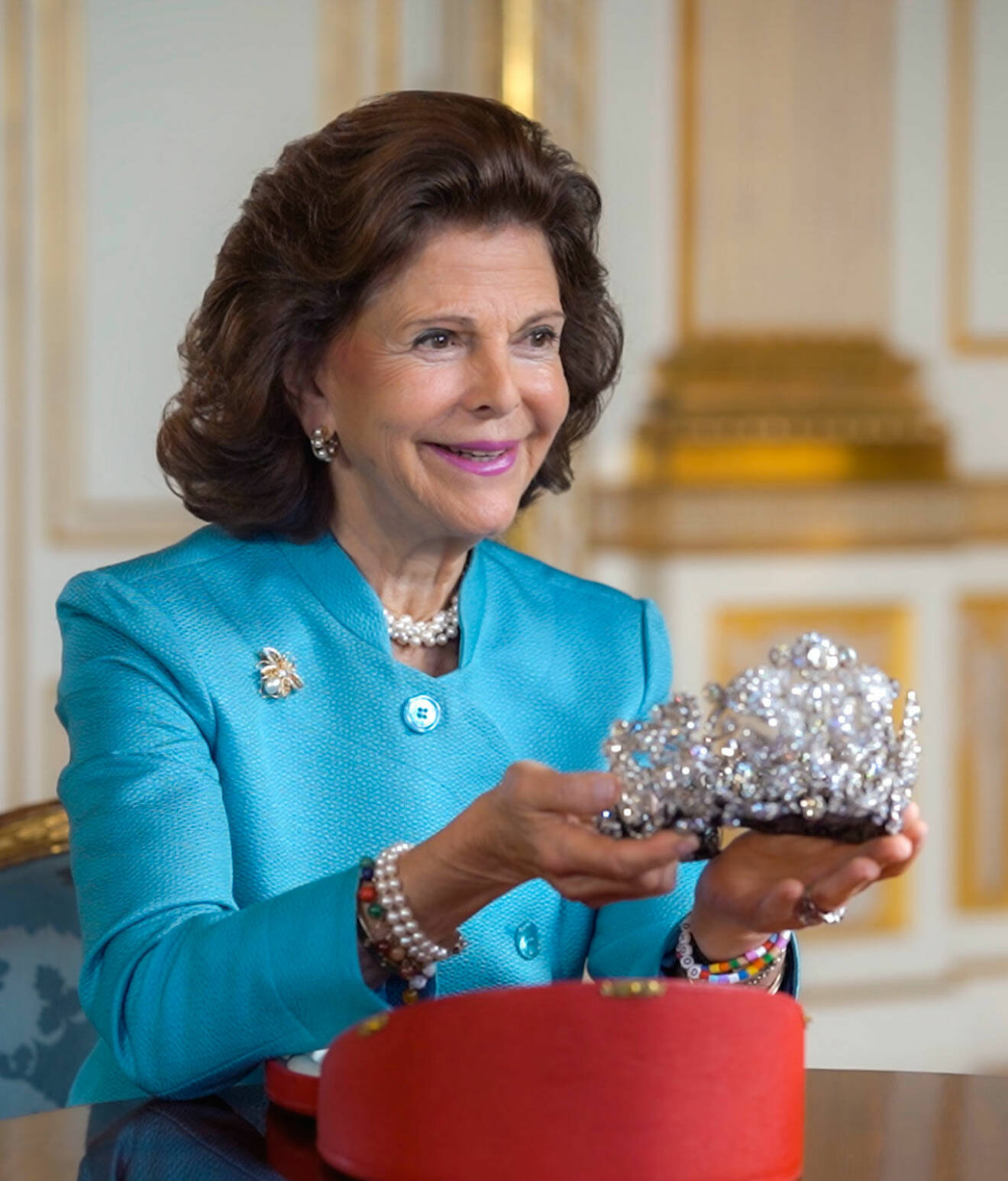 Drottning Silvia på en bild från SVT-programmet Kungliga smycken.