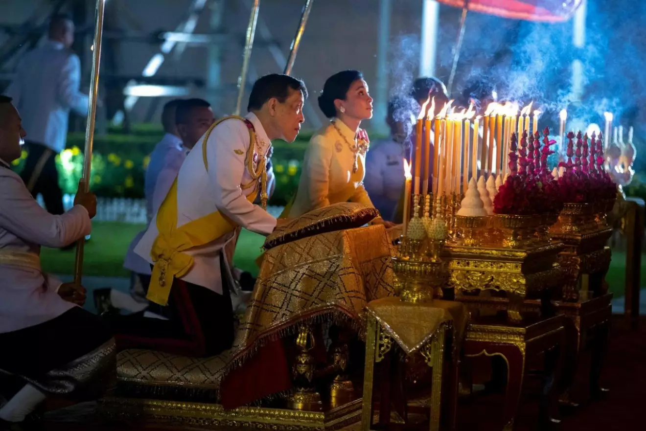 Thailands kung är på tillfällig visit i hemlandet.