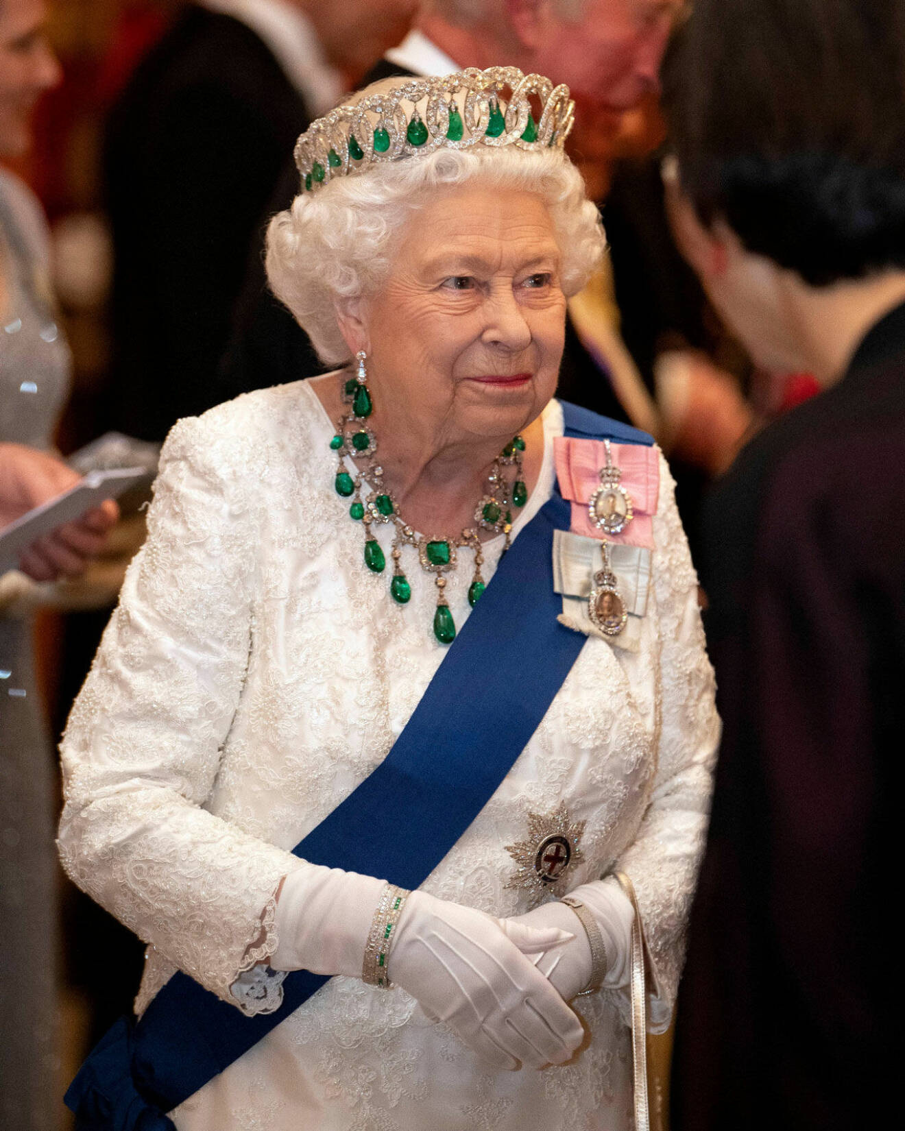 Drottning Elizabet ler.