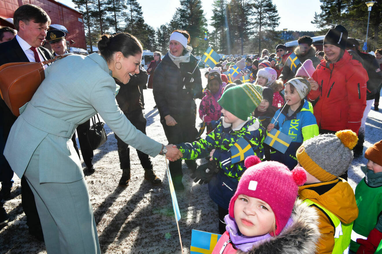 Victoria och Daniel träffar förskolebarn under besöket i Norrbotten.