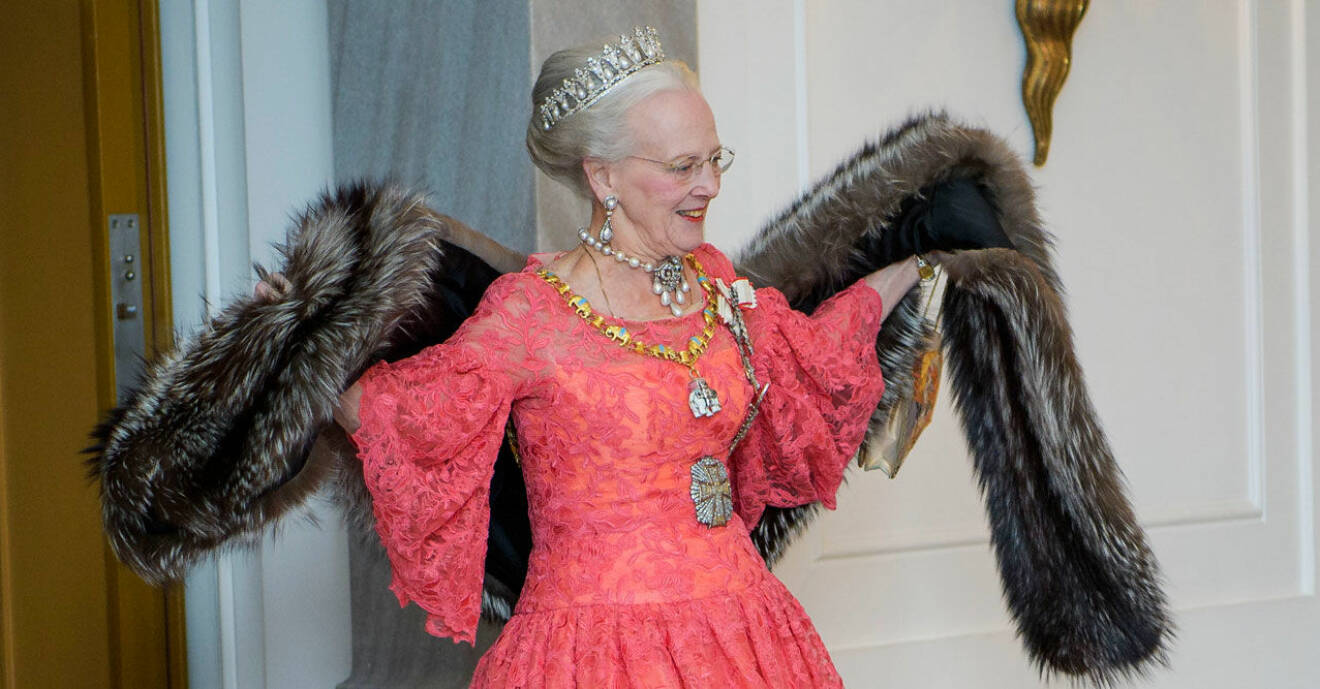Drottning Margrethe i spetsklänning och pälsboa.