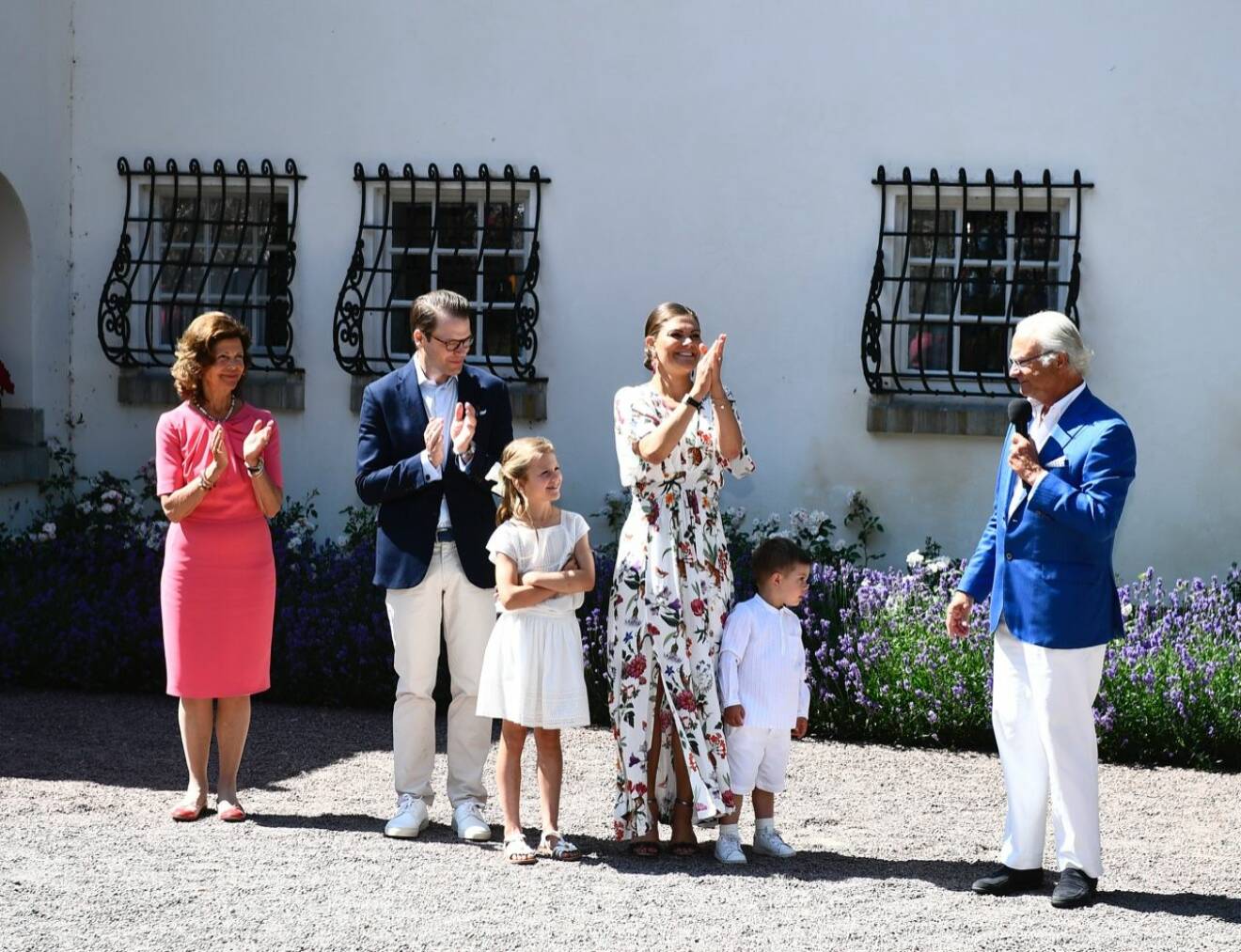 Kungafamiljen samlas alltid framför huset på Victoriadagen för att ta emot folkets jubel.