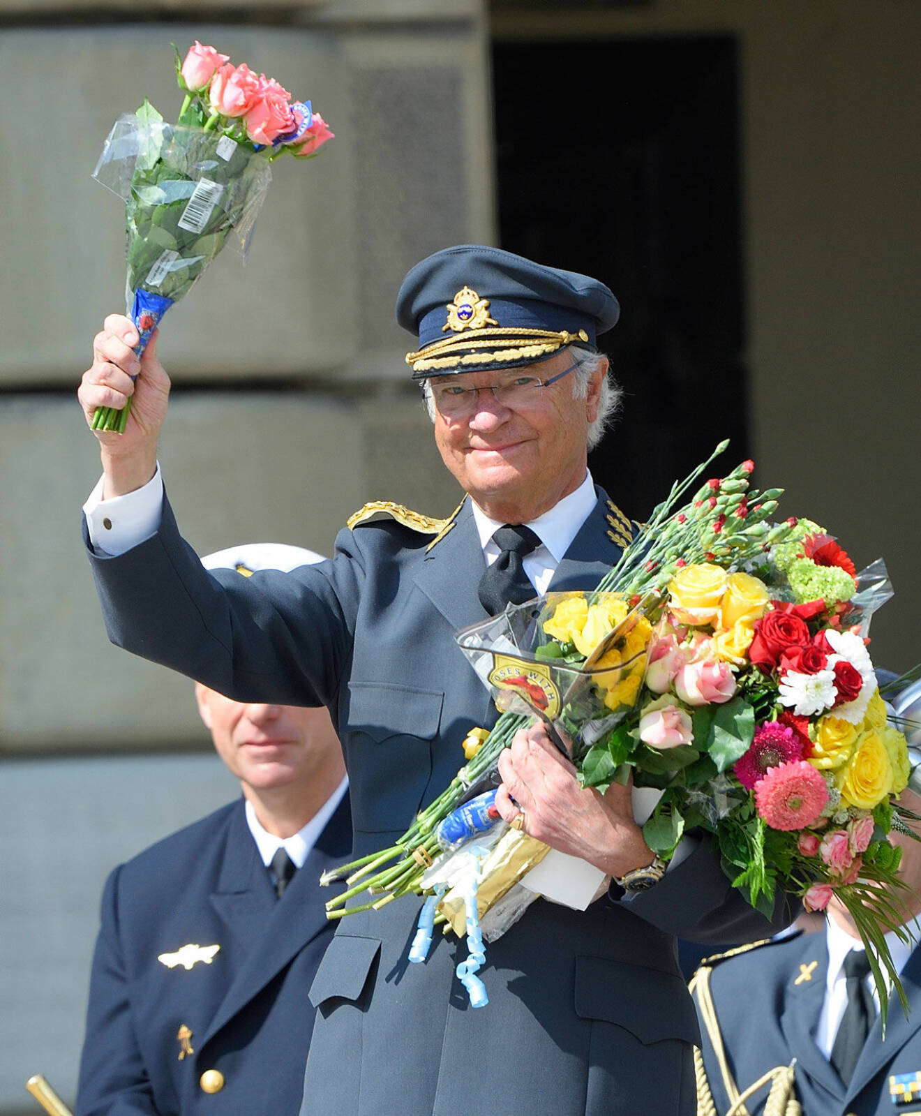 Kungens födelsedag. Carl Gustaf med blombuketter