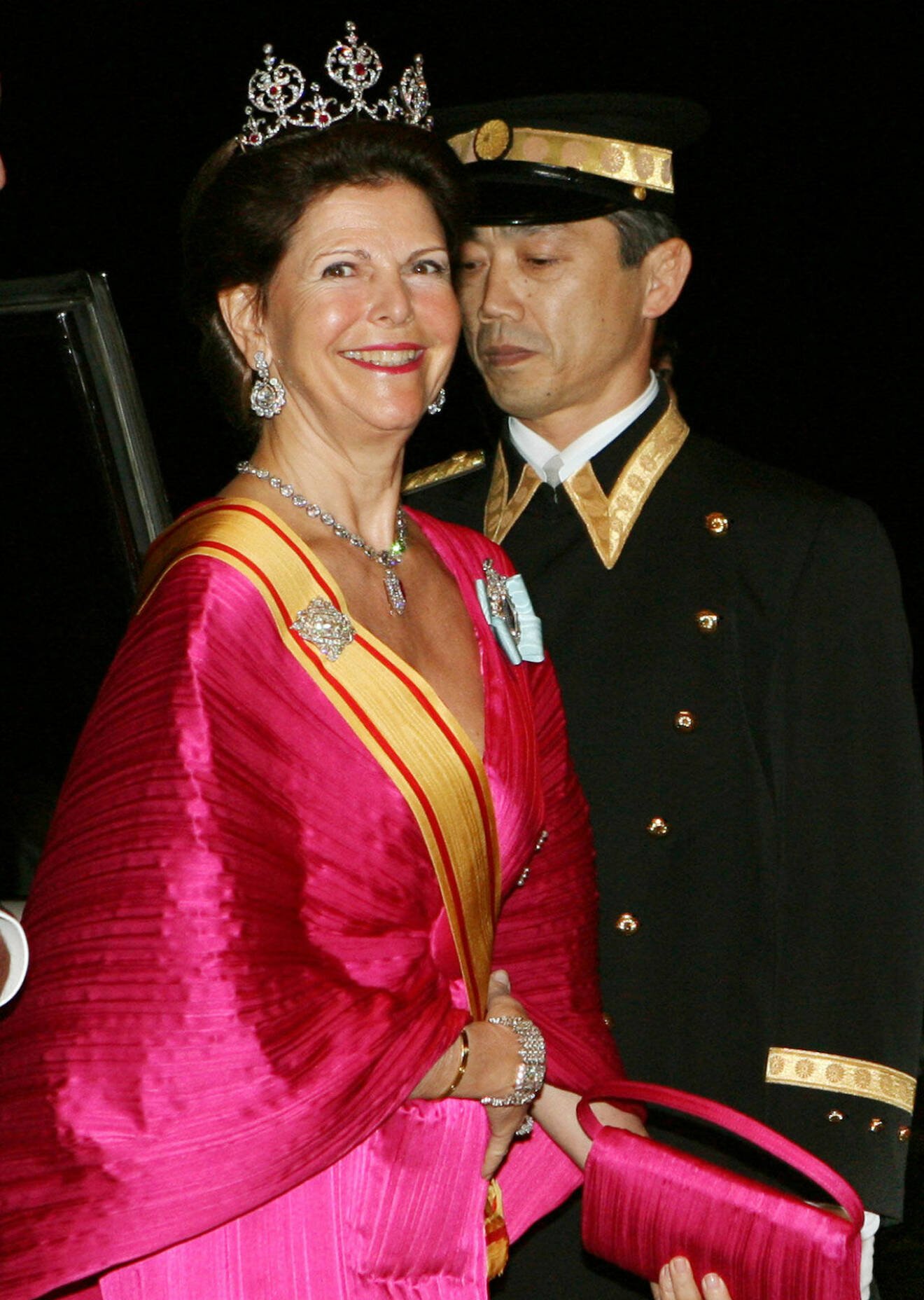 Drottning Silvia i rubindiadmet under statsbesöket i Japan 2007.