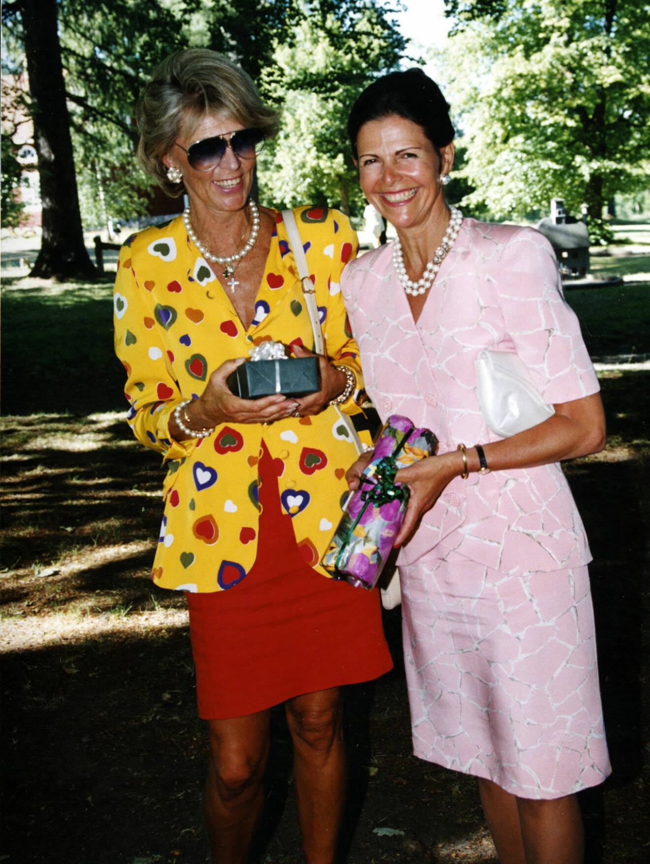 Prinsessan Birgitta i drottning Silvias röda kjol under prins Carl Philips konfirmation 1994.