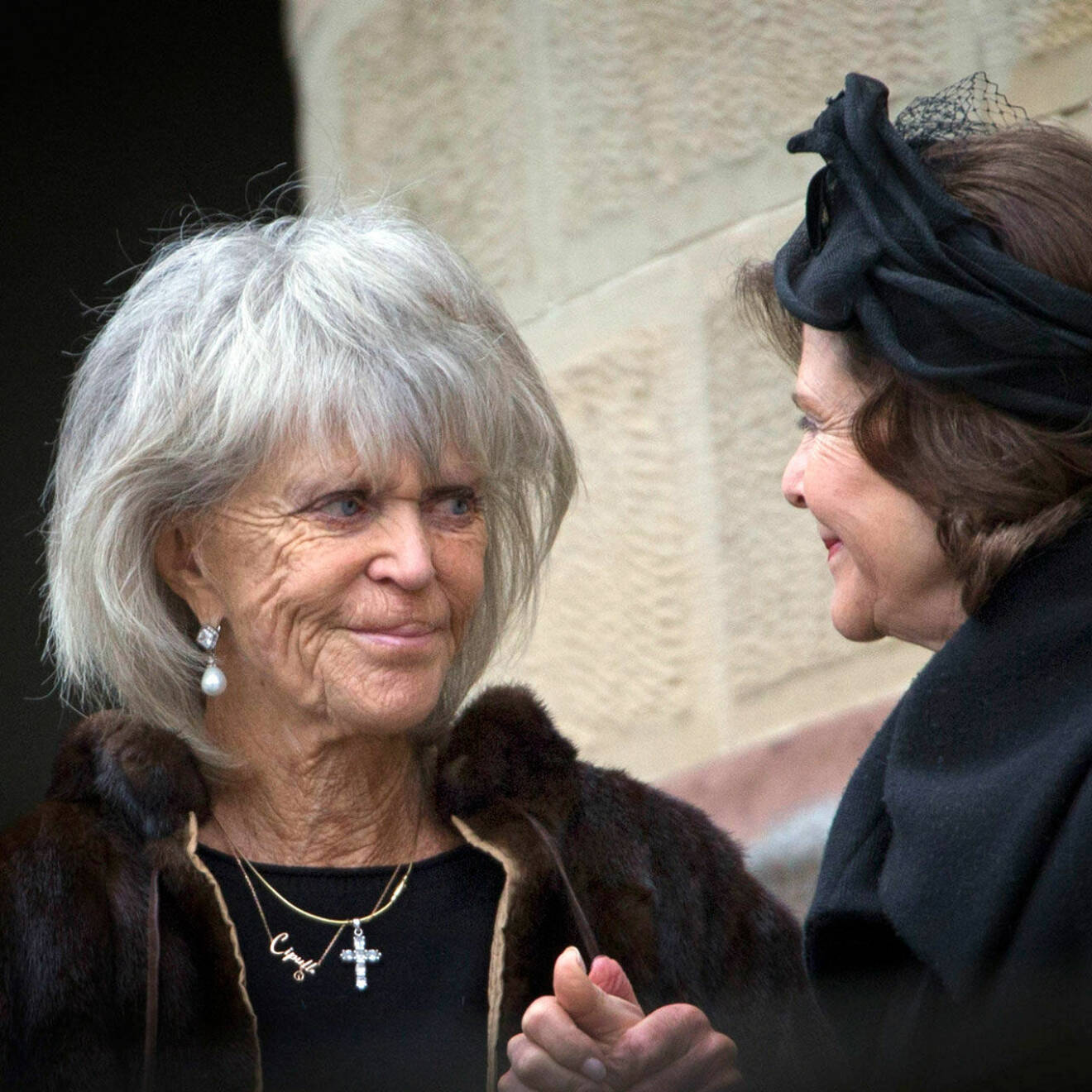 Svägerskan Silvia tröster prinsessan Birgitta under Hansis begravning.