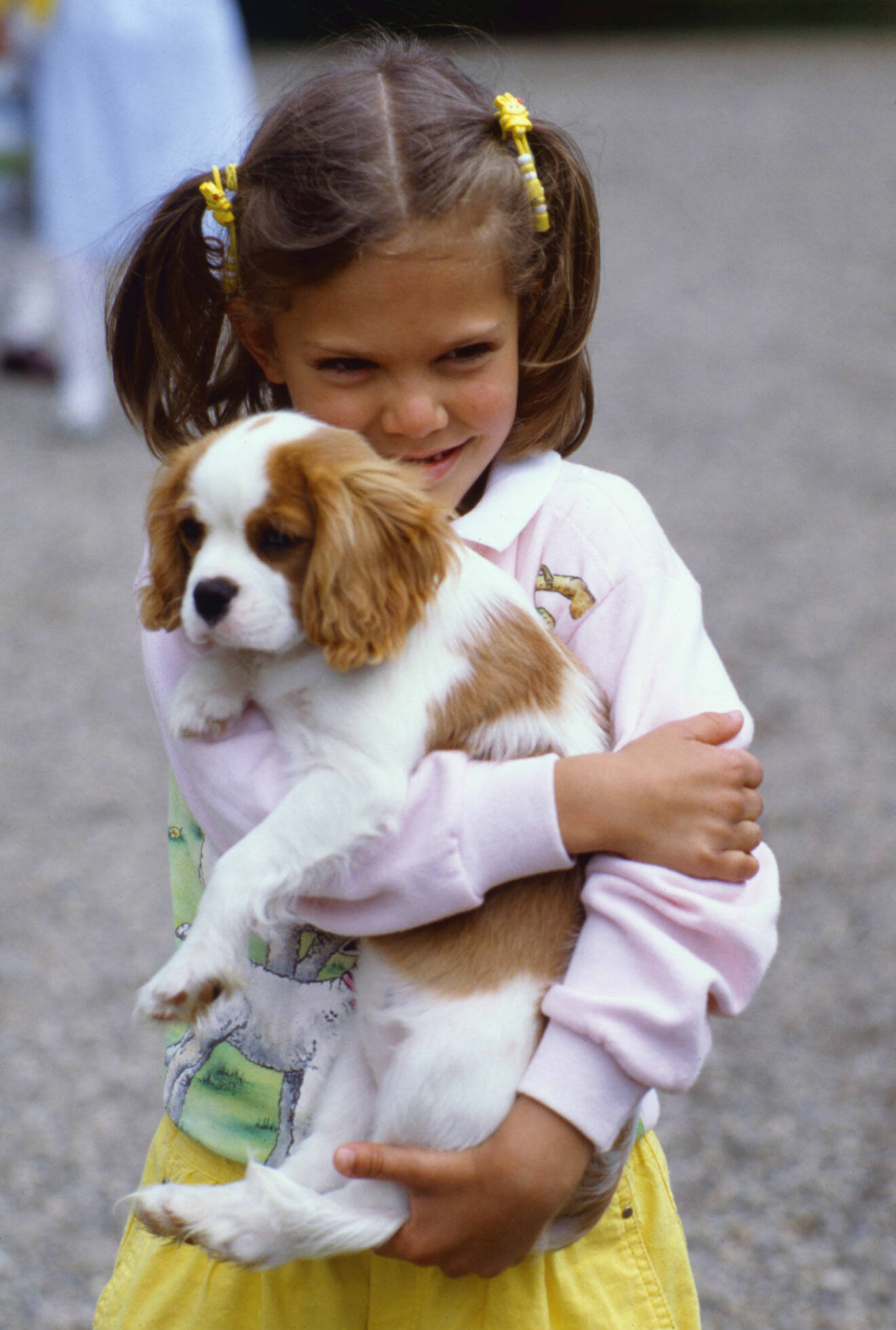 Sommaren 1984. Kronprinsessan Victoria, sju år, med sin hundvalp Sissi. 