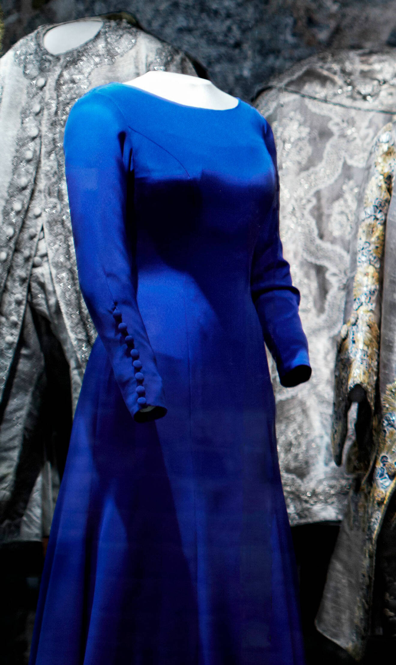 Kronprinsessan Victorias myndighetsklänning skapades av Göran Alfredsson på modeateljén Thalia. Numera finns den på Livrustkammaren i Stockholm.