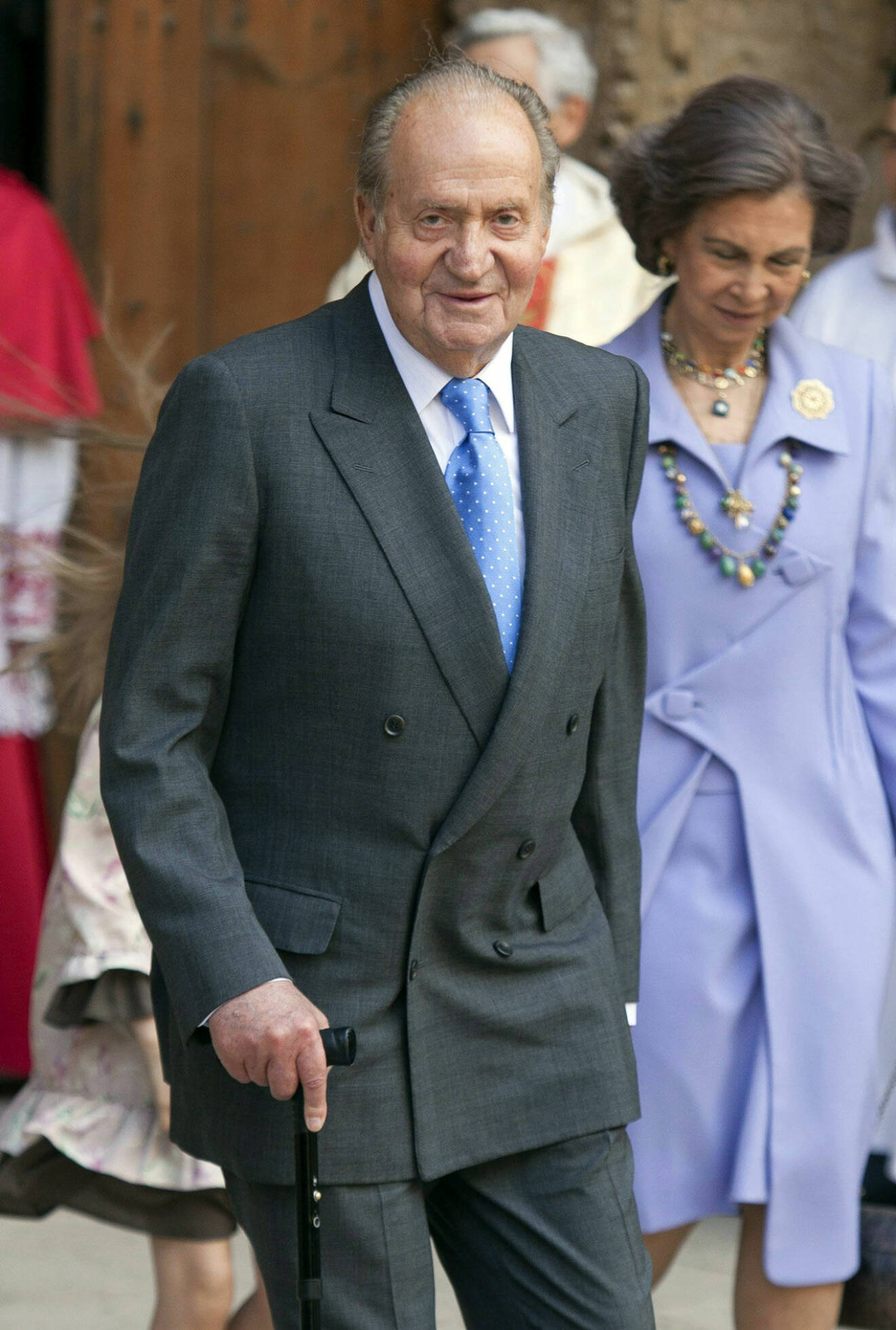 Spaniens förre kung Juan Carlos som går med käpp.