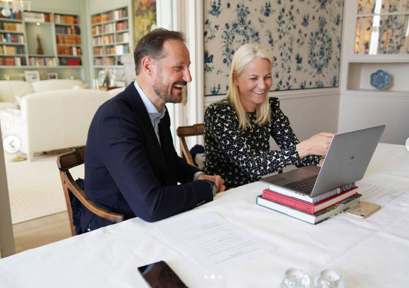 Mette-Marit och Haakon har videomöte med kronprinsessan Victoria och prins Daniel