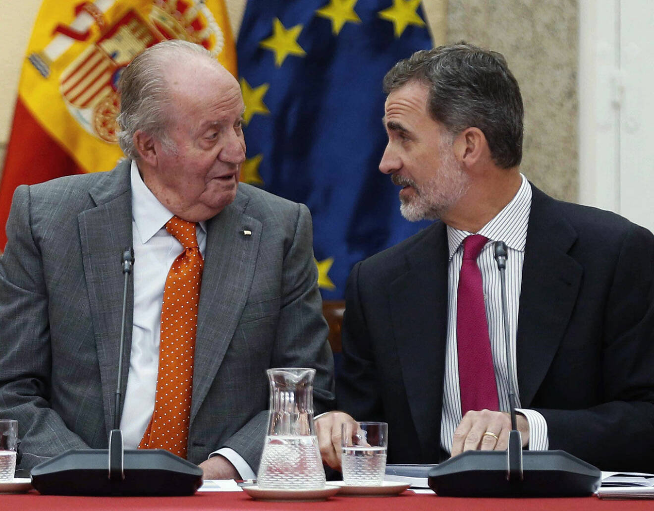Spaniens ex-kung Juan Carlos med sin son kung Felipe.
