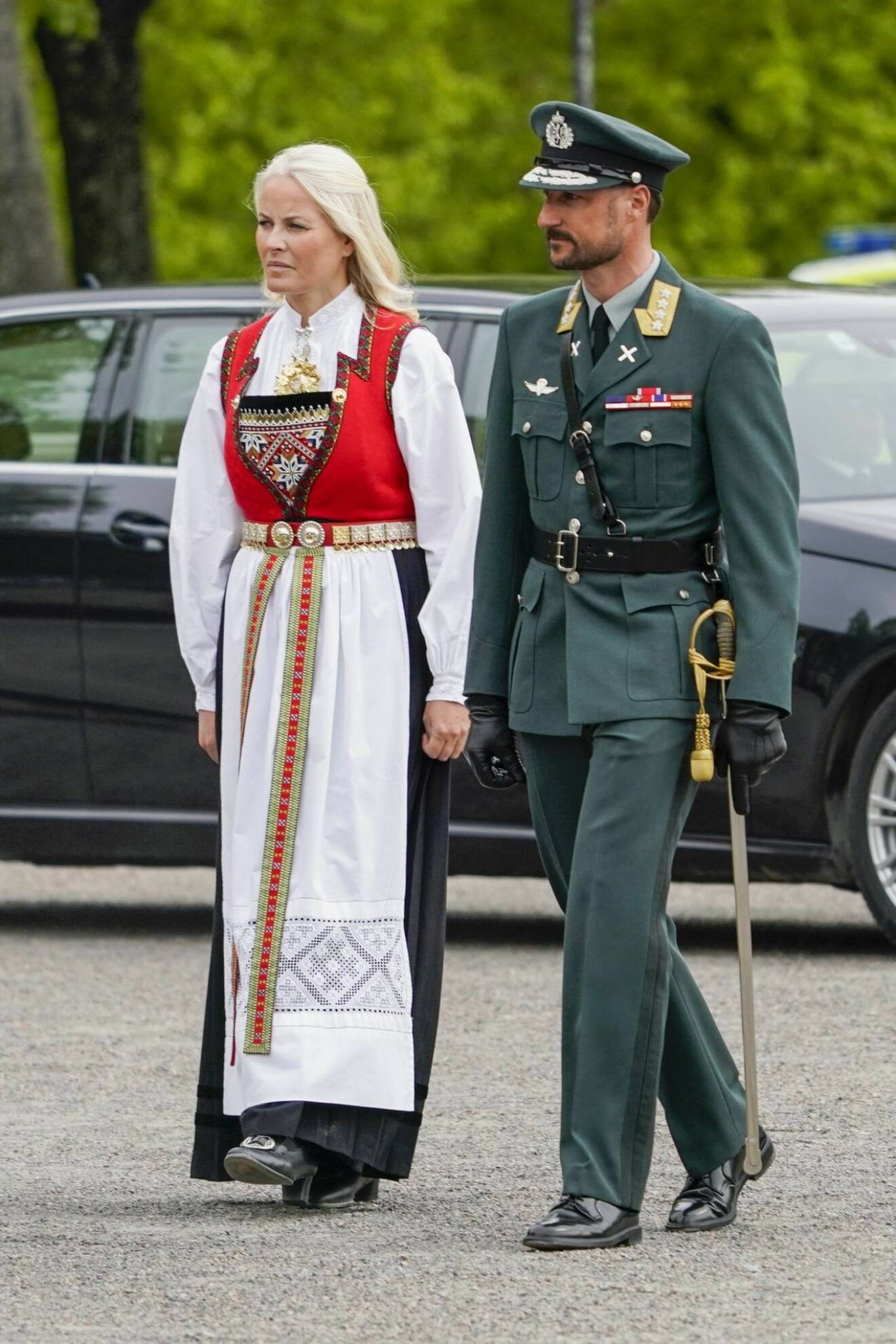 Mette-Marit och Haakon höll hand under ceremonin. 