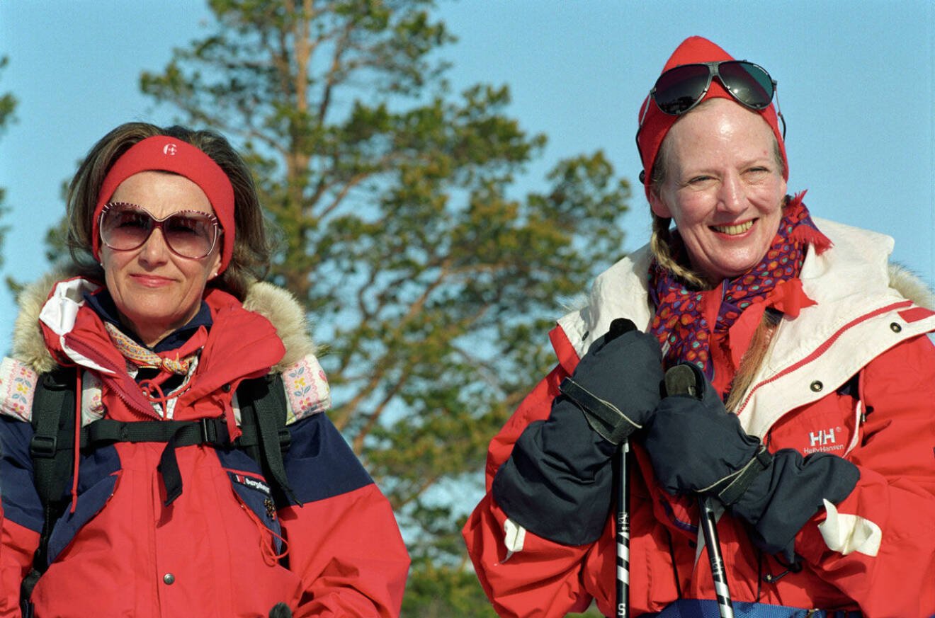 Drottning Sonja och drottning Margrethe på skidor