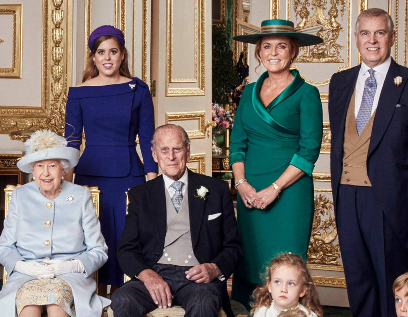 Prinsessan Beatrice med mamma Fergie, pappa prins Andrew, farmor drottning Elizabeth och farfar prins Philip.