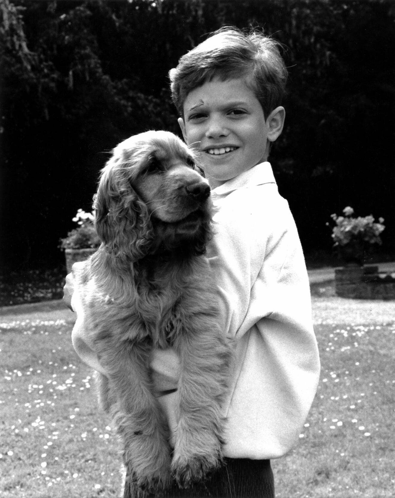 Prins Carl Philip med sin cockerspaniel Cookie 1988.