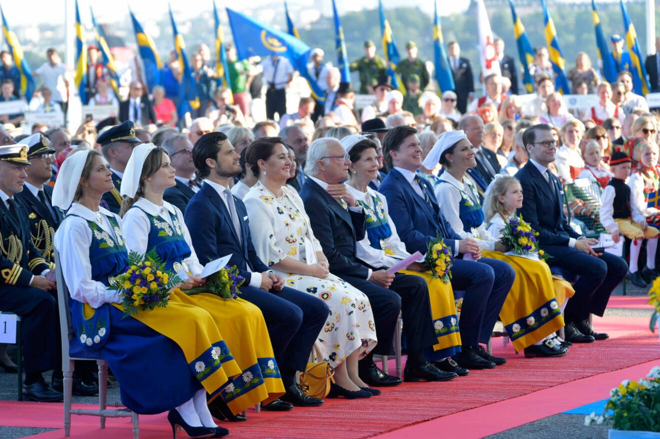 Hela kungafamiljen på rad vid nationaldagsfirandet på Skansen.