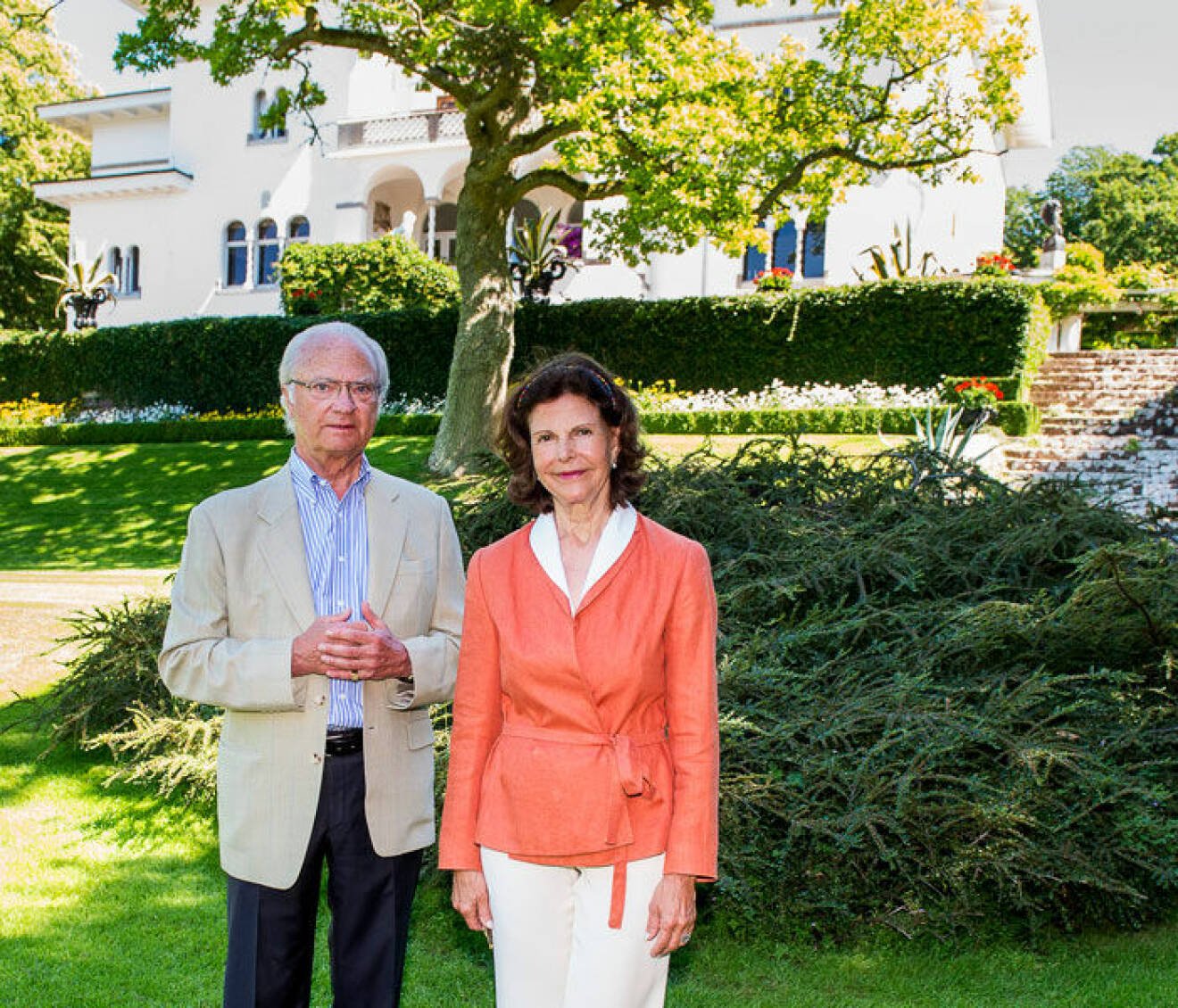 Kungen och drottning Silvia framför Sollidens slott