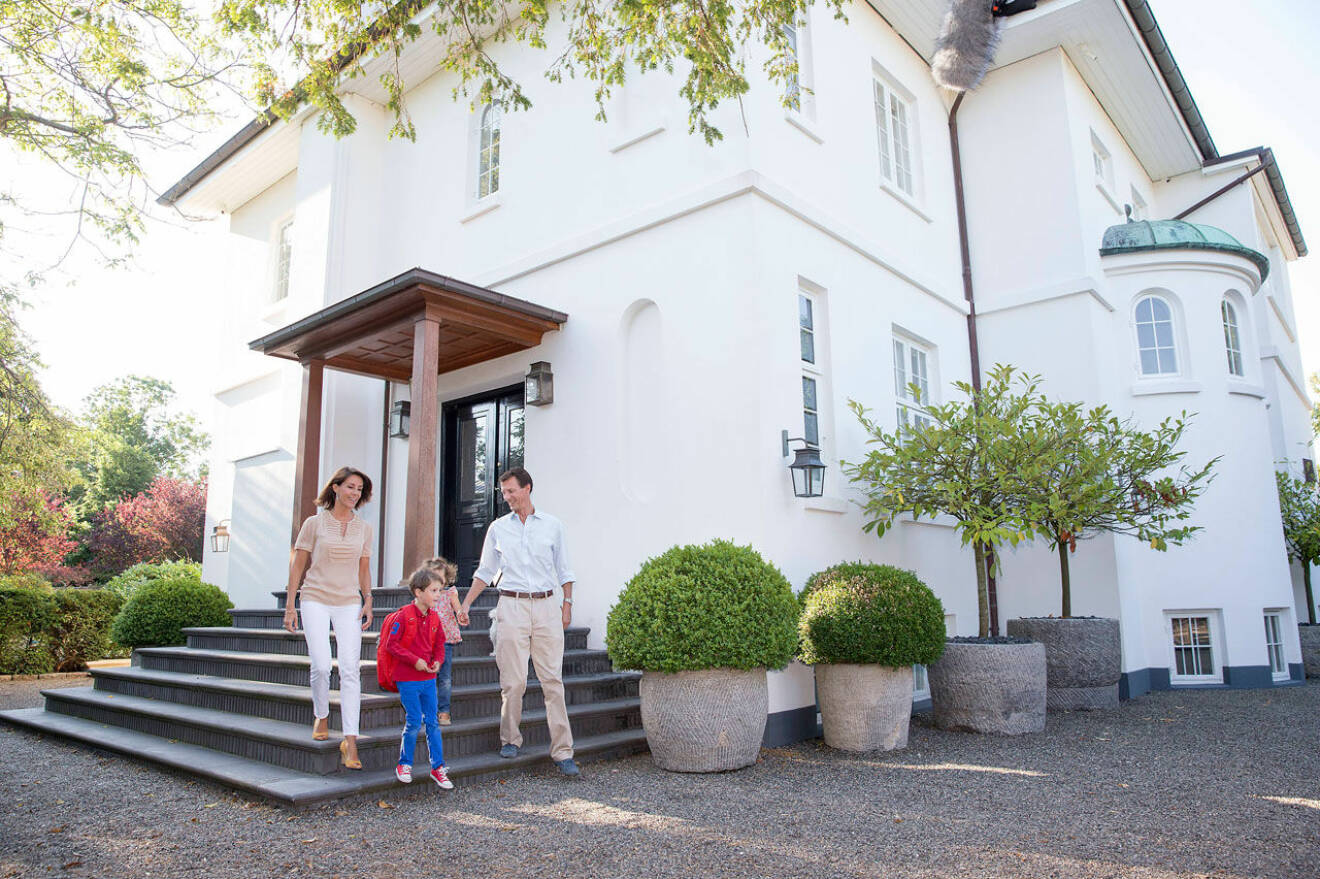 Prins Joachim och prinsessan Marie och barnen framför sin villa strax utanför Köpenhamn.