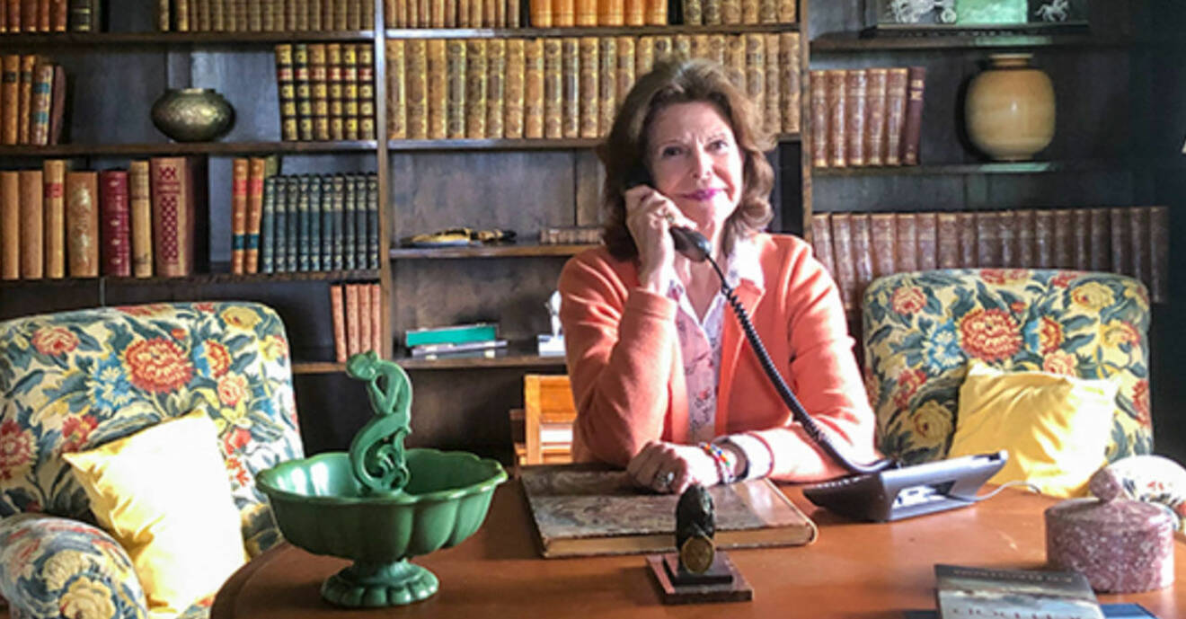 Drottning Silvia i telefon i biblioteket på Stenhammar