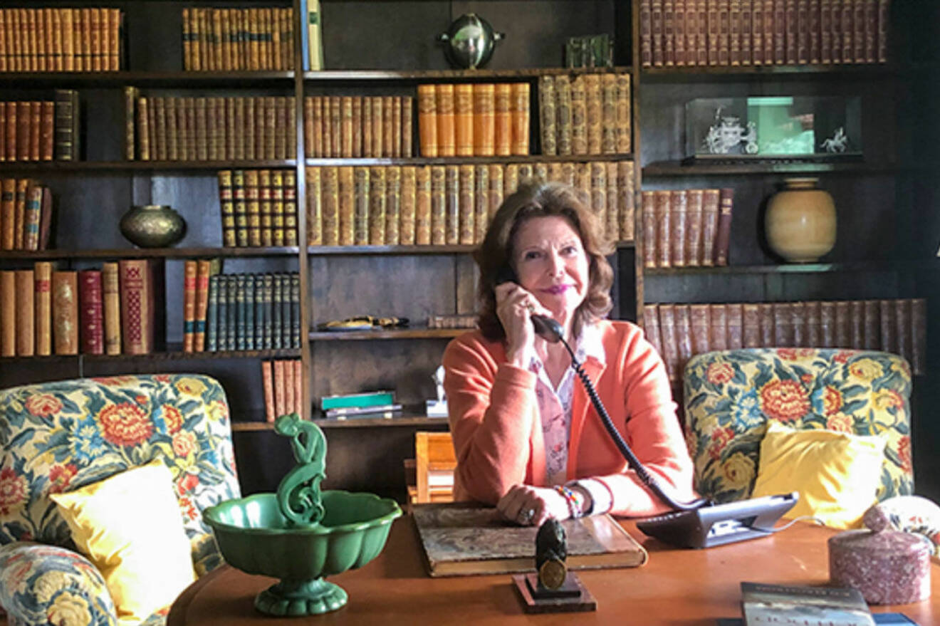 Drottning Silvia i telefon i biblioteket på Stenhammar