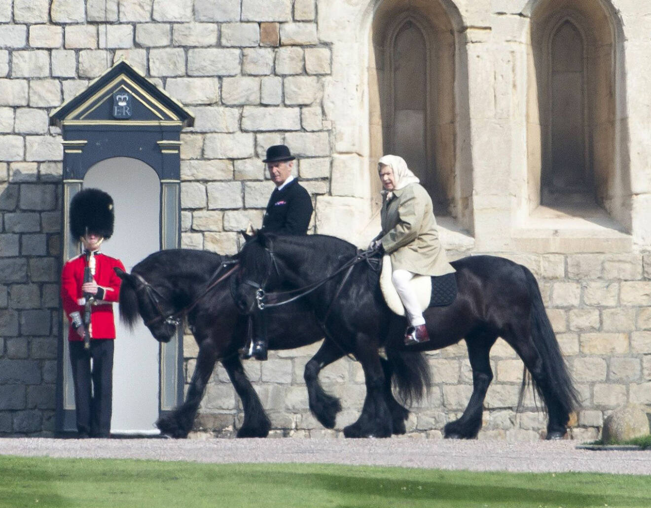Drottning Elizabeth under en av sina ridturer på Windsor.