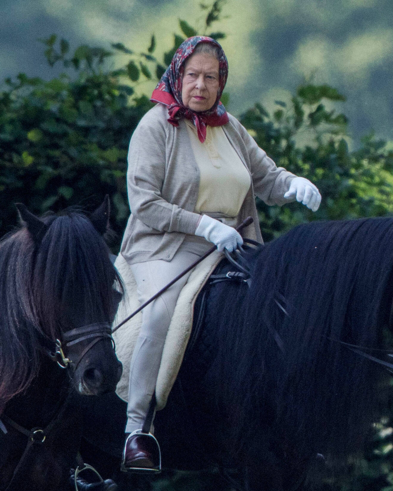 Drottning Elizabeth rider på Windsor.