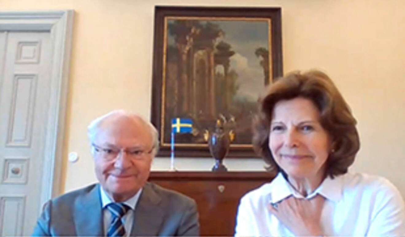 Kungen och drottning Silvia i videosamtal på slottet Stenhammar.
