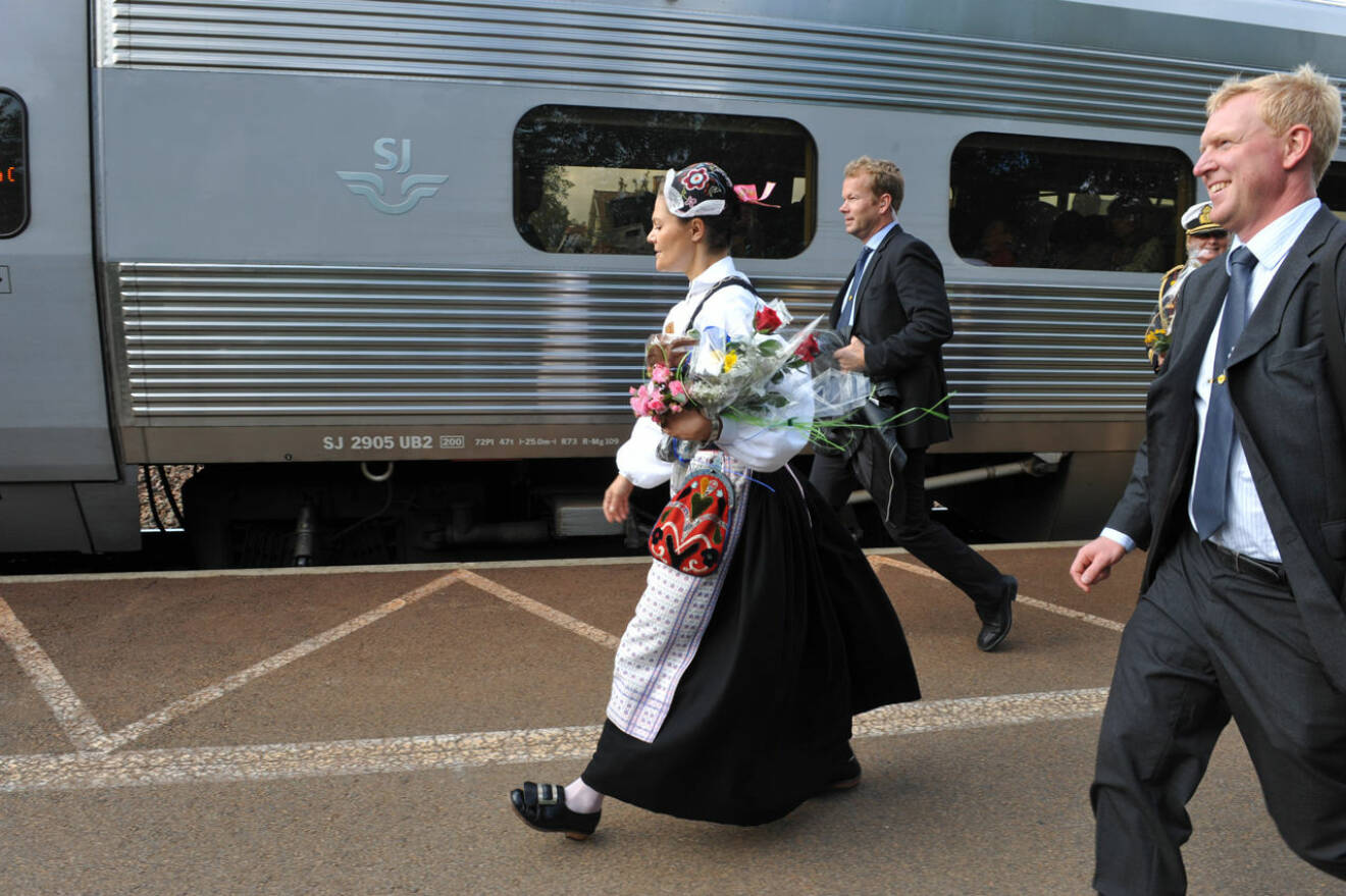 Kronprinsessan Victoria springer till tåget klädd i Vadsbrodräkt.