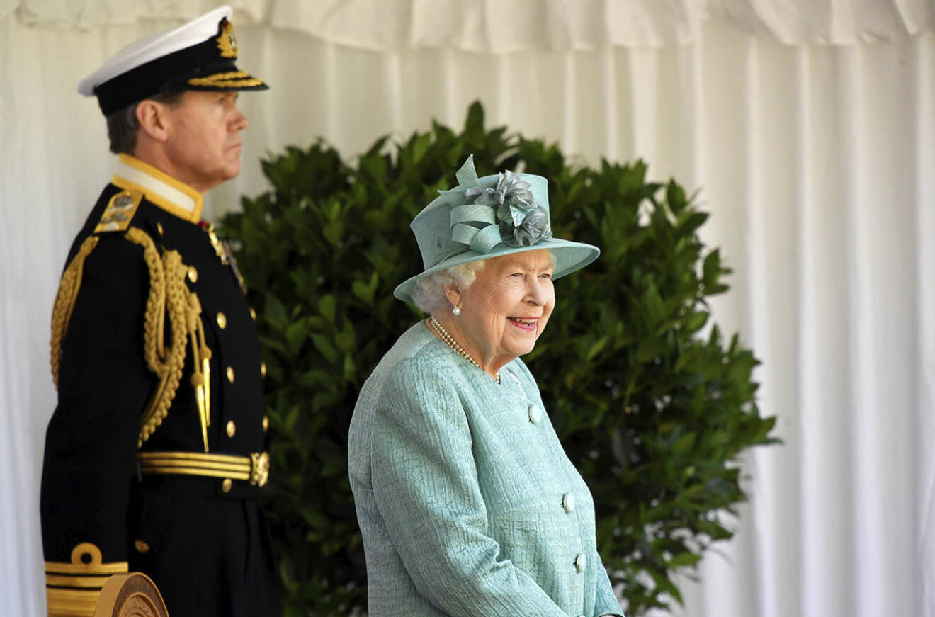 Drottning Elizabeth II tittar ut över paraden inne på Windsor Castles område. Det måste vara härligt att få komma ut och göra nåt som iallafall liknar det normala!