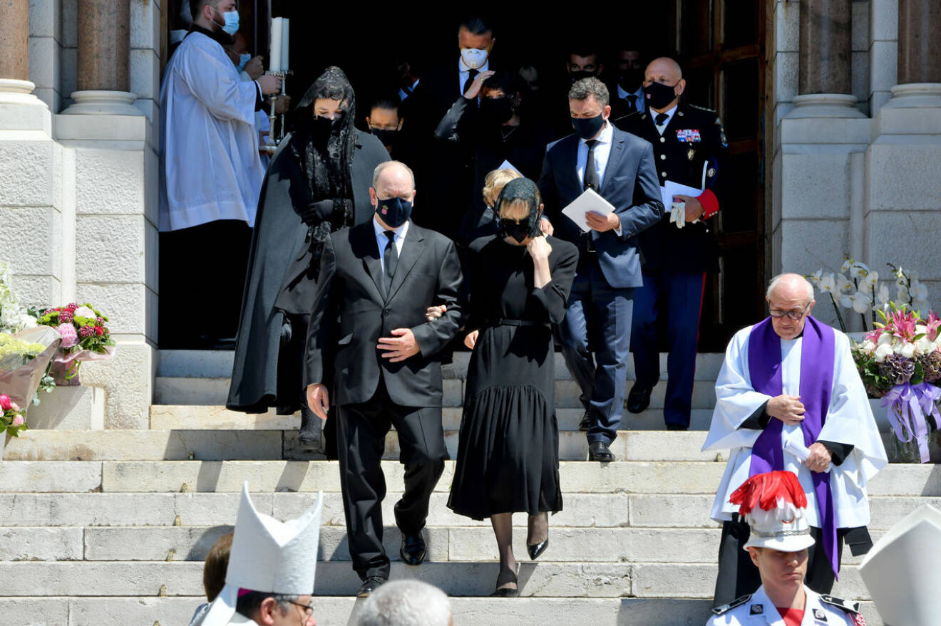 Albert och Charlene på begravning i munskydd.