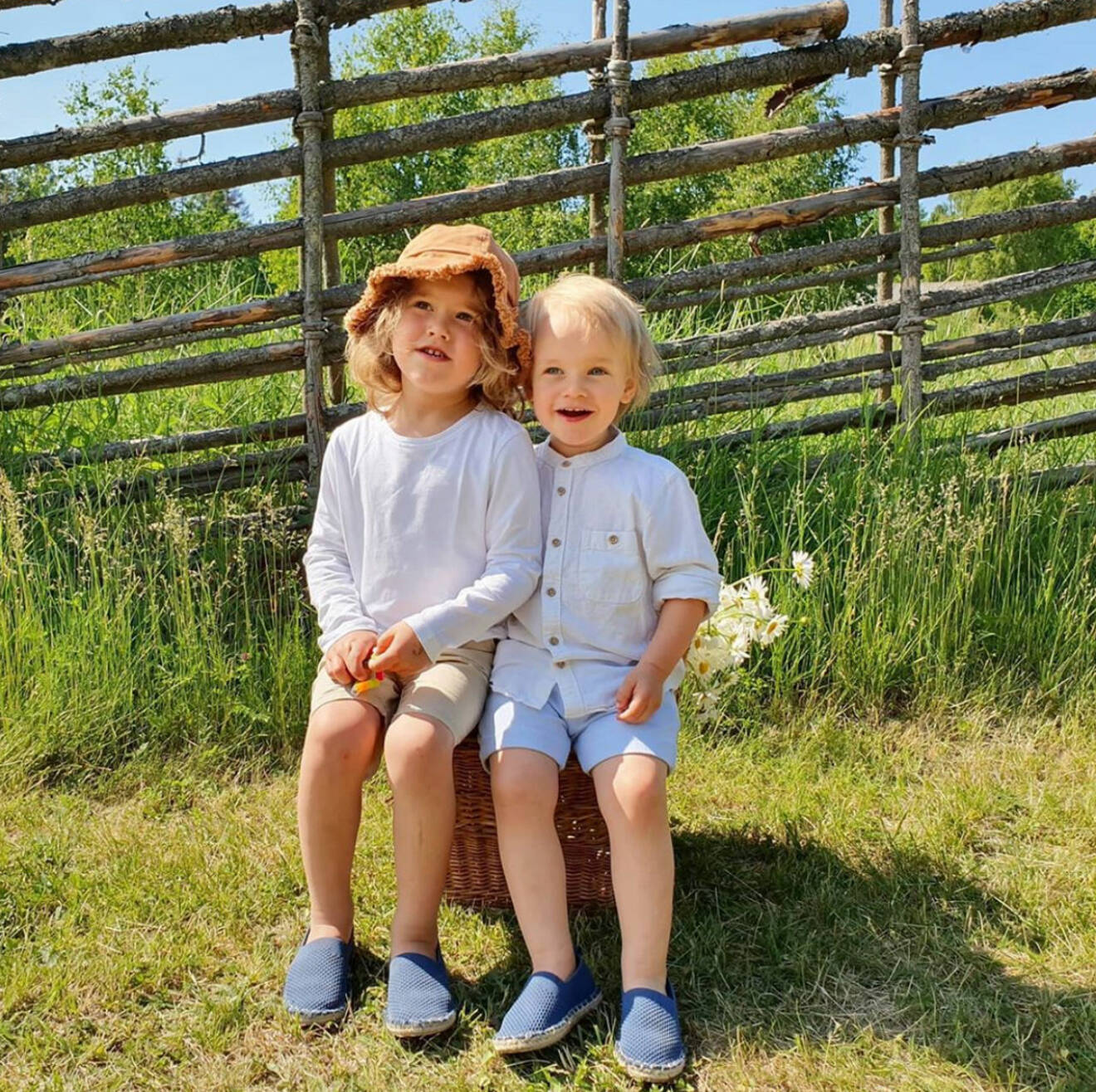 Prins Alexander och prins Gabriel på sommarlov på Ökenäs gård.