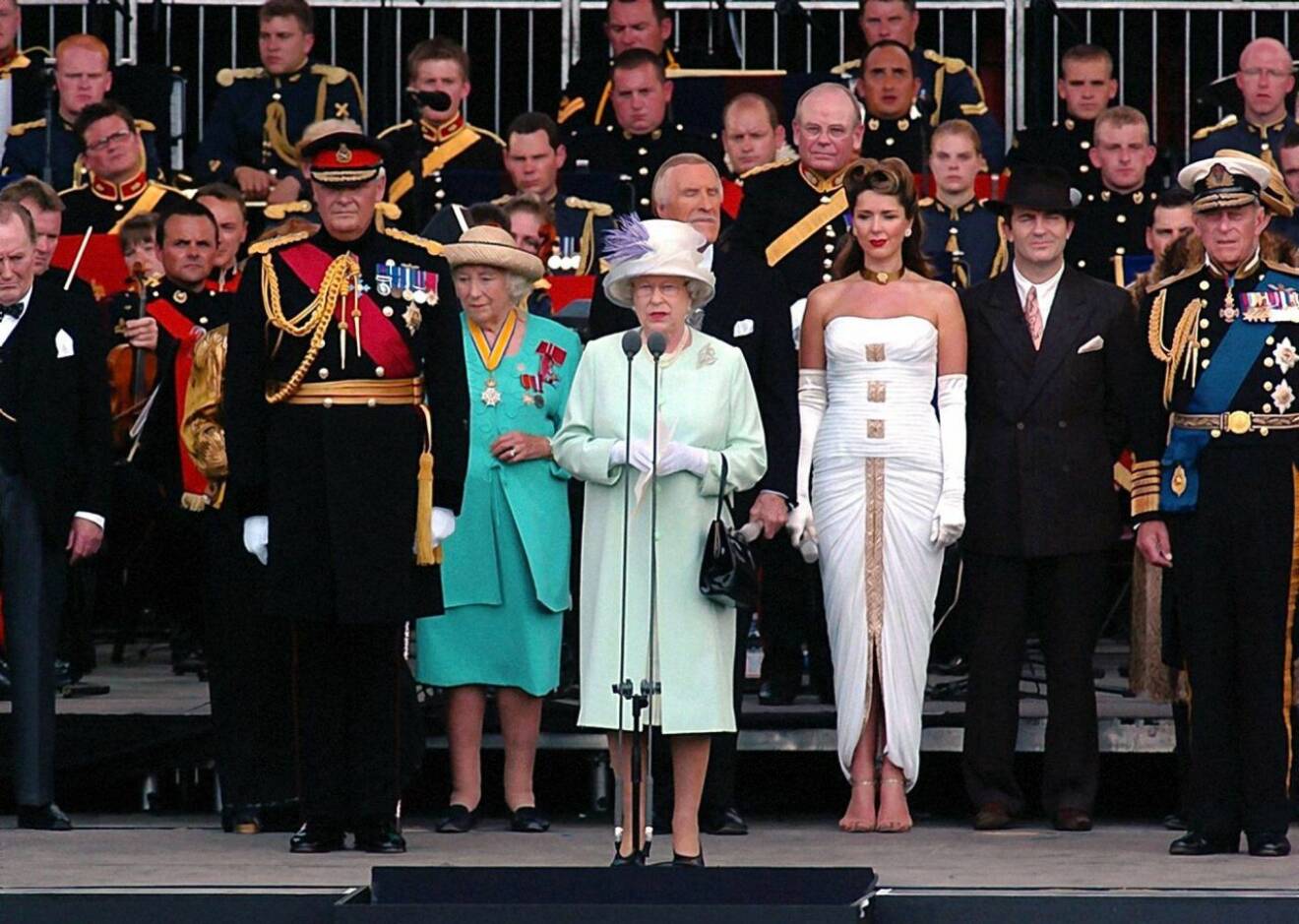 Drottning Elizabeth, i mitten, med Vera Lynn i grön klänning till vänster, fotograferade 2005.