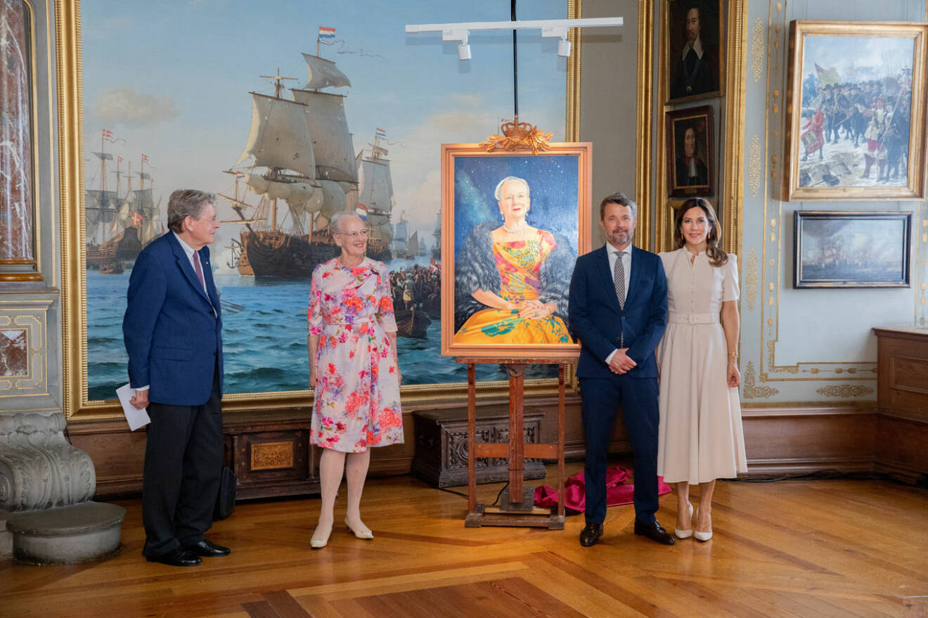 Drottning Margrethe framför sitt nya porträtt på Det Nationalhistoriske Museum 2020, till höger Mary och Frederik.