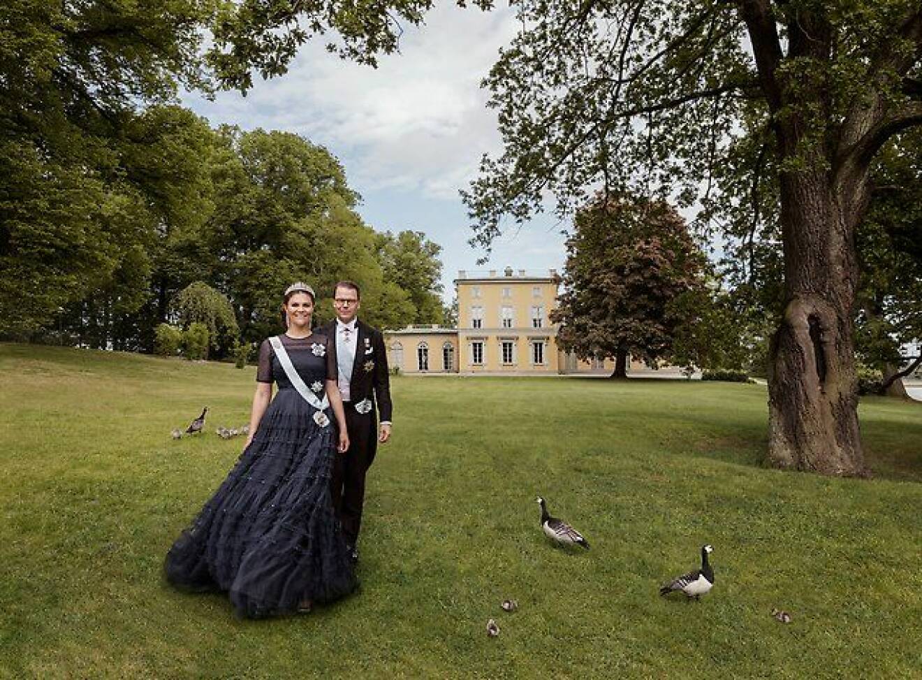 Kronprinsessan Victoria och Daniel fotograferade i samband med deras tioåriga bröllopsdag. 