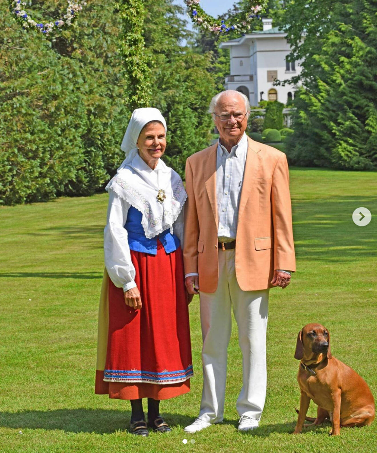 Kungen och drottningen på Solliden med hunden Brandie.