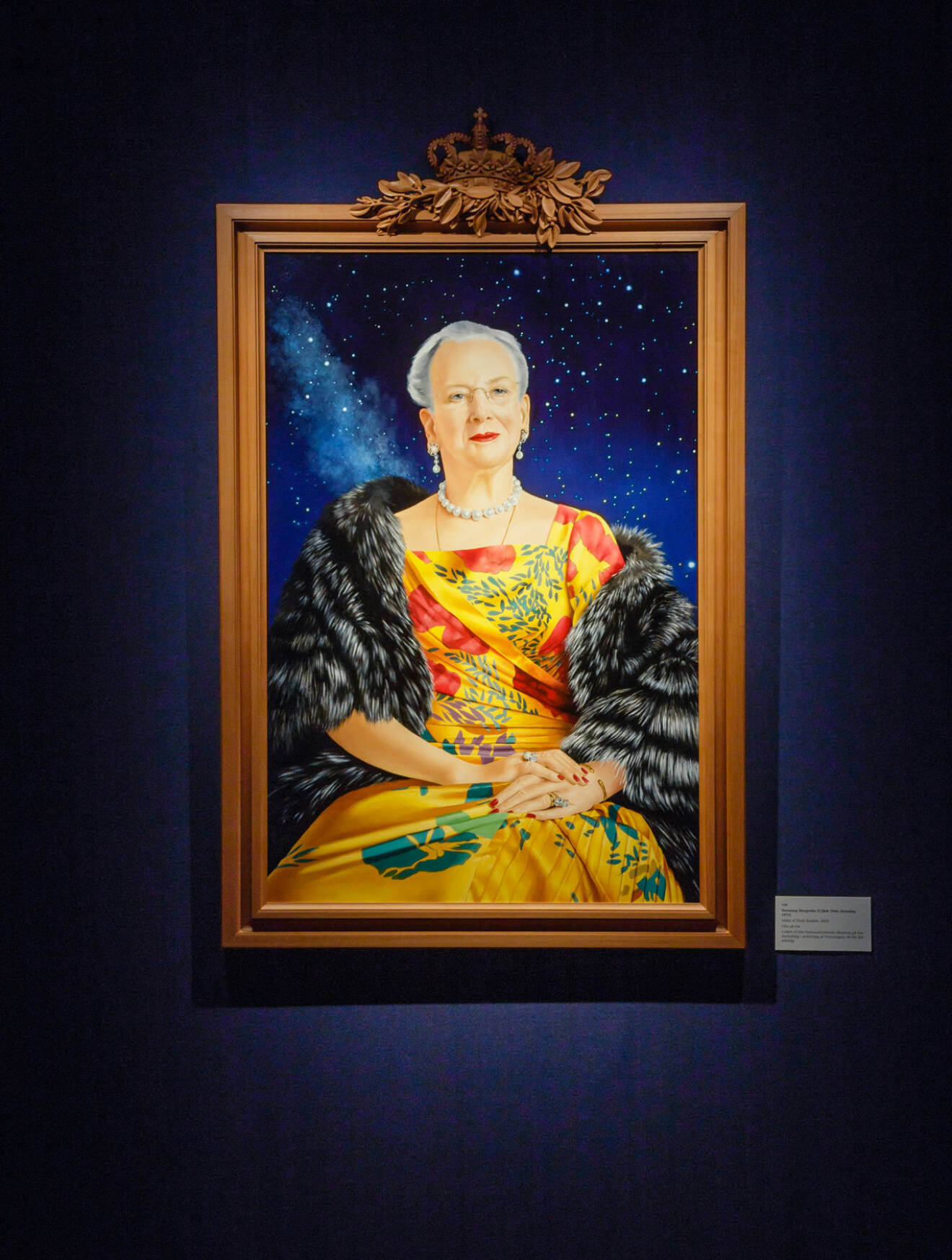 Det nya porträttet av drottning Margrethe, målat i olja av den danske konstnären Niels Strøbek.