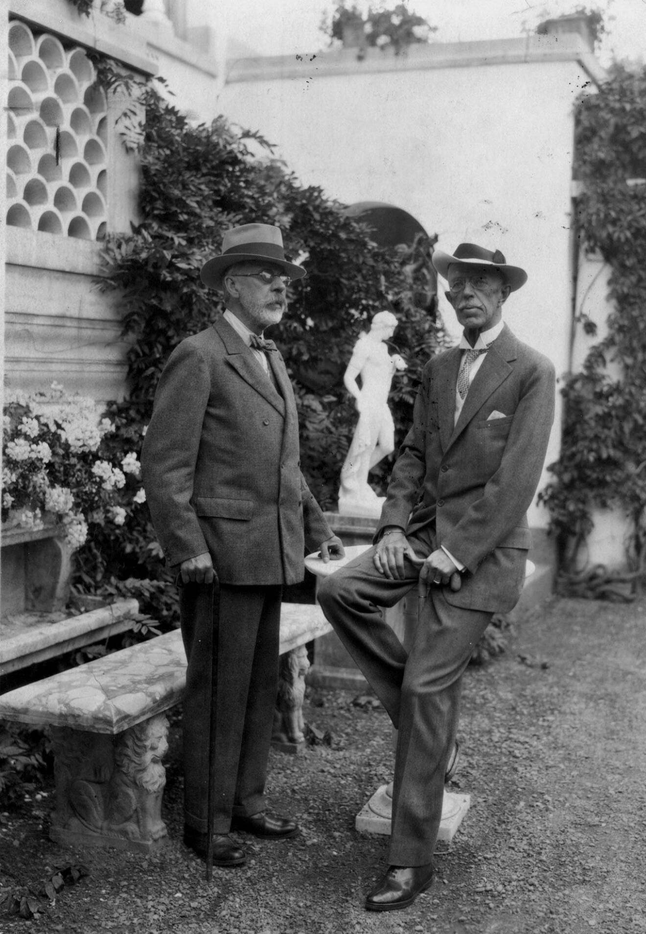 Gustav V tillsammans med Axel Munthe på Solliden 1935.