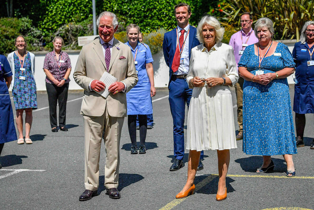 Charles och Camilla på ett av sina senaste officiella besök i juli. 