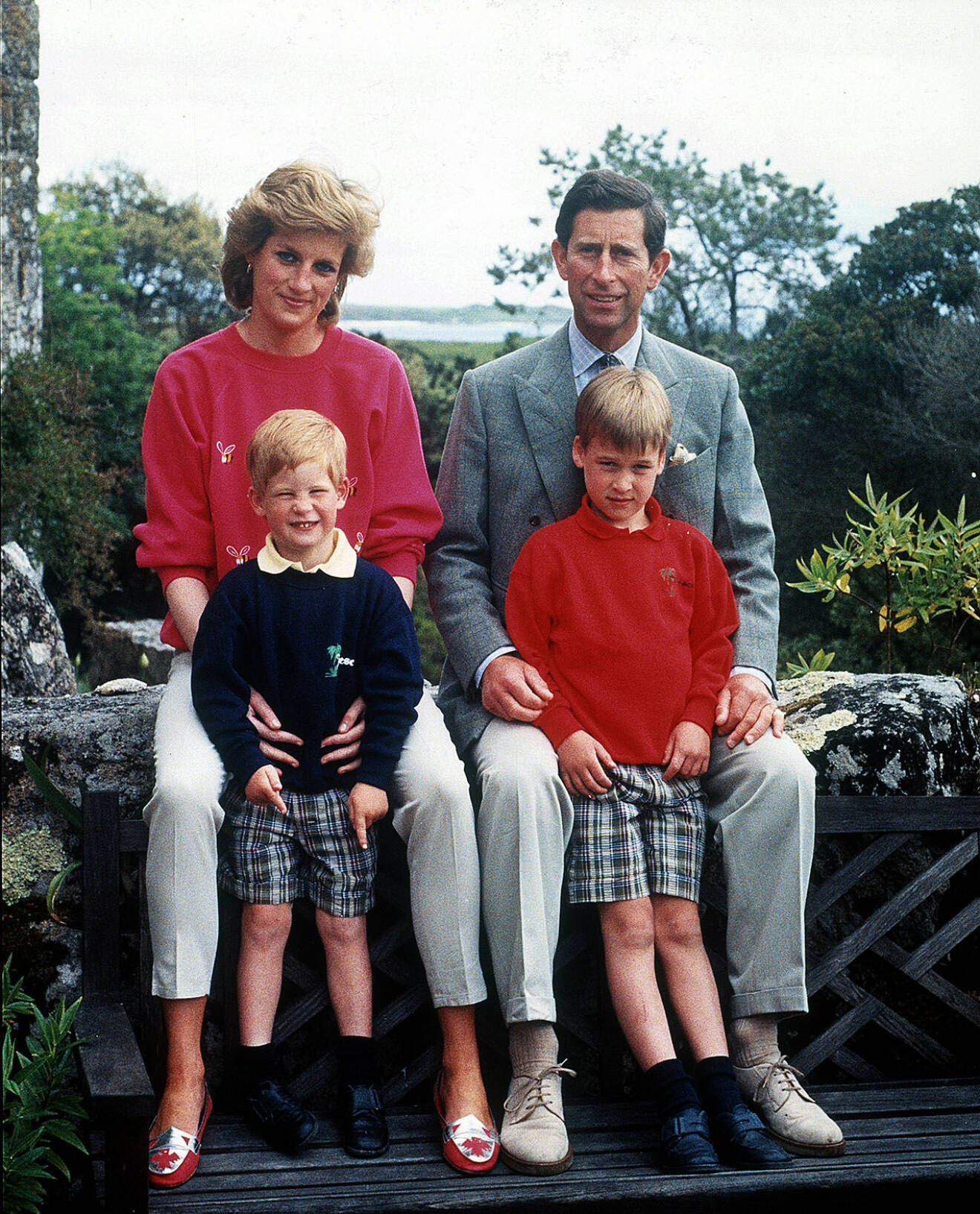 Prinsessan Diana, prins Charles, prins William och prins Harry under semestern på ön Tresco 1989. 