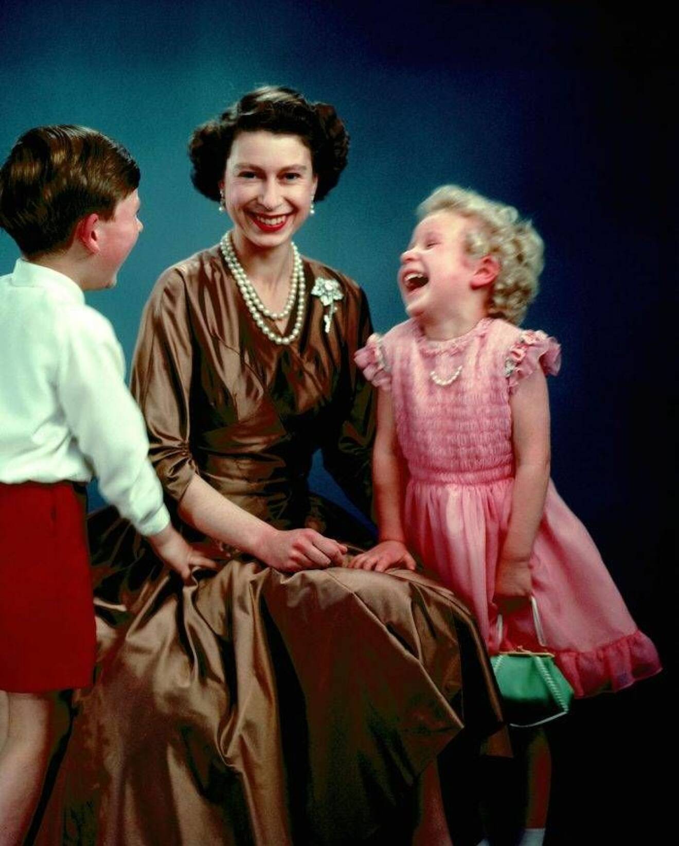 Drottning Elizabeth med barnen prins Charles och prinsessan Anne