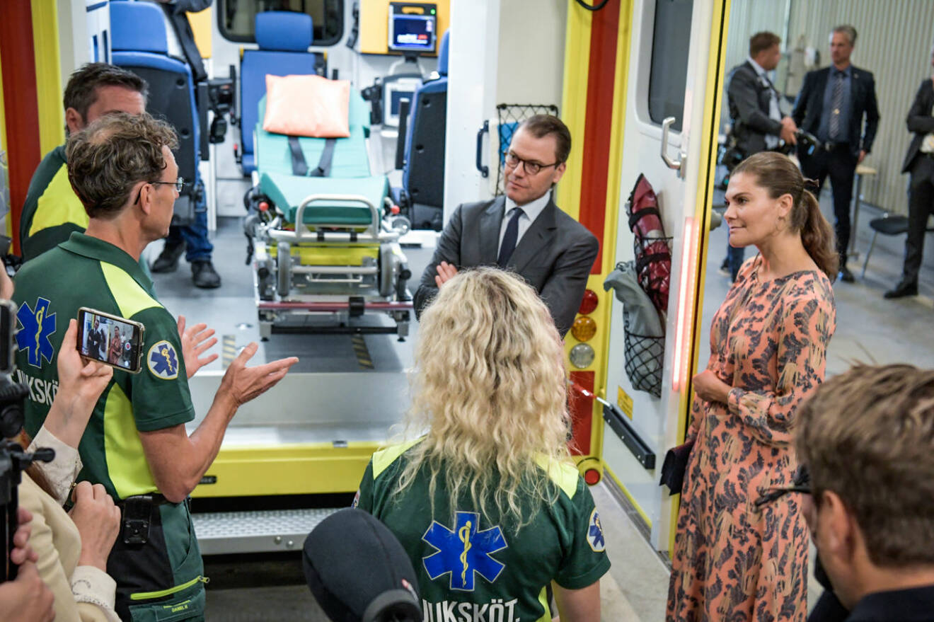 Kronprinsessan Victoria och prins Daniel hyllar ambulanssjukvården