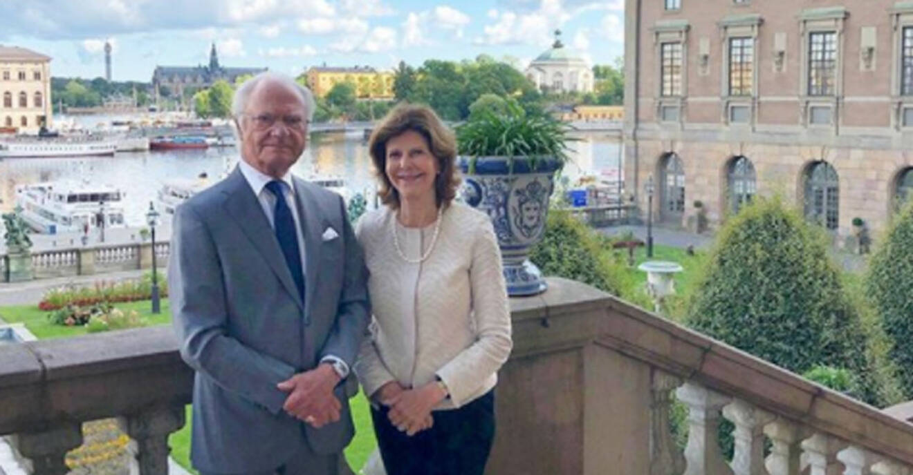 Kungen och drottning Silvia framför Kungliga slottet