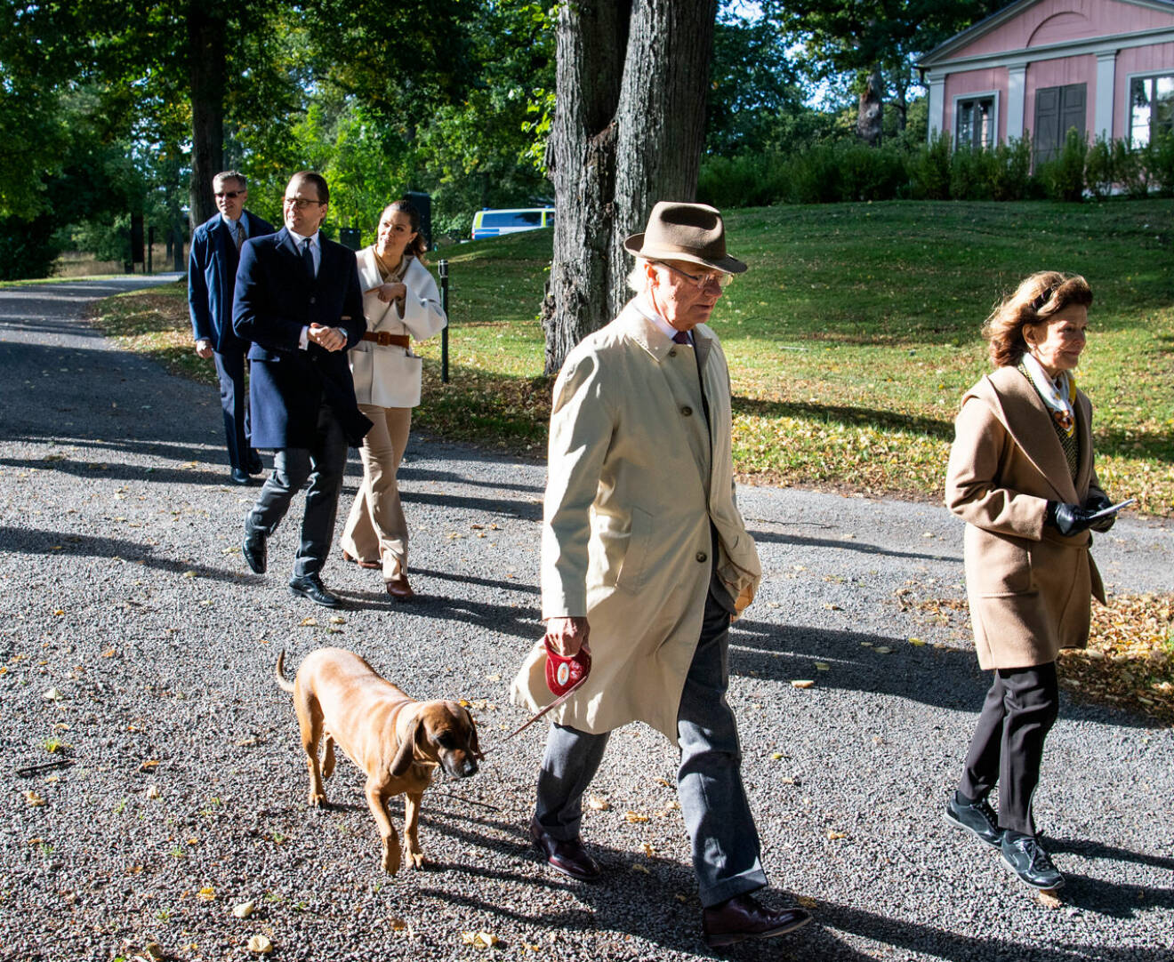 Kungen drottning Silvia kronprinsessan Victoria prins Daniel hunden Brandie promenad Djurgården Alice Aycock