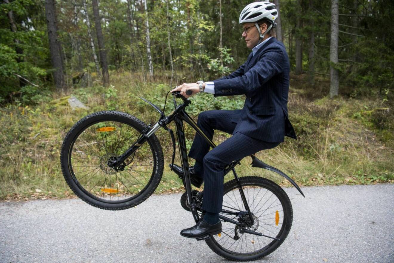 Prins Daniel showar med cykeln. 