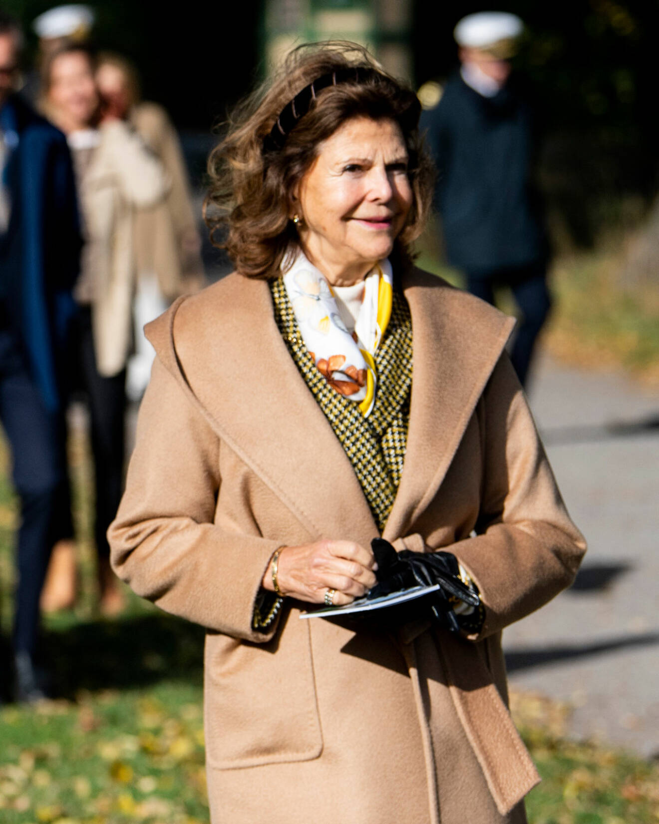 Drottning Silvia på Djurgården i kamelfärgad jacka.