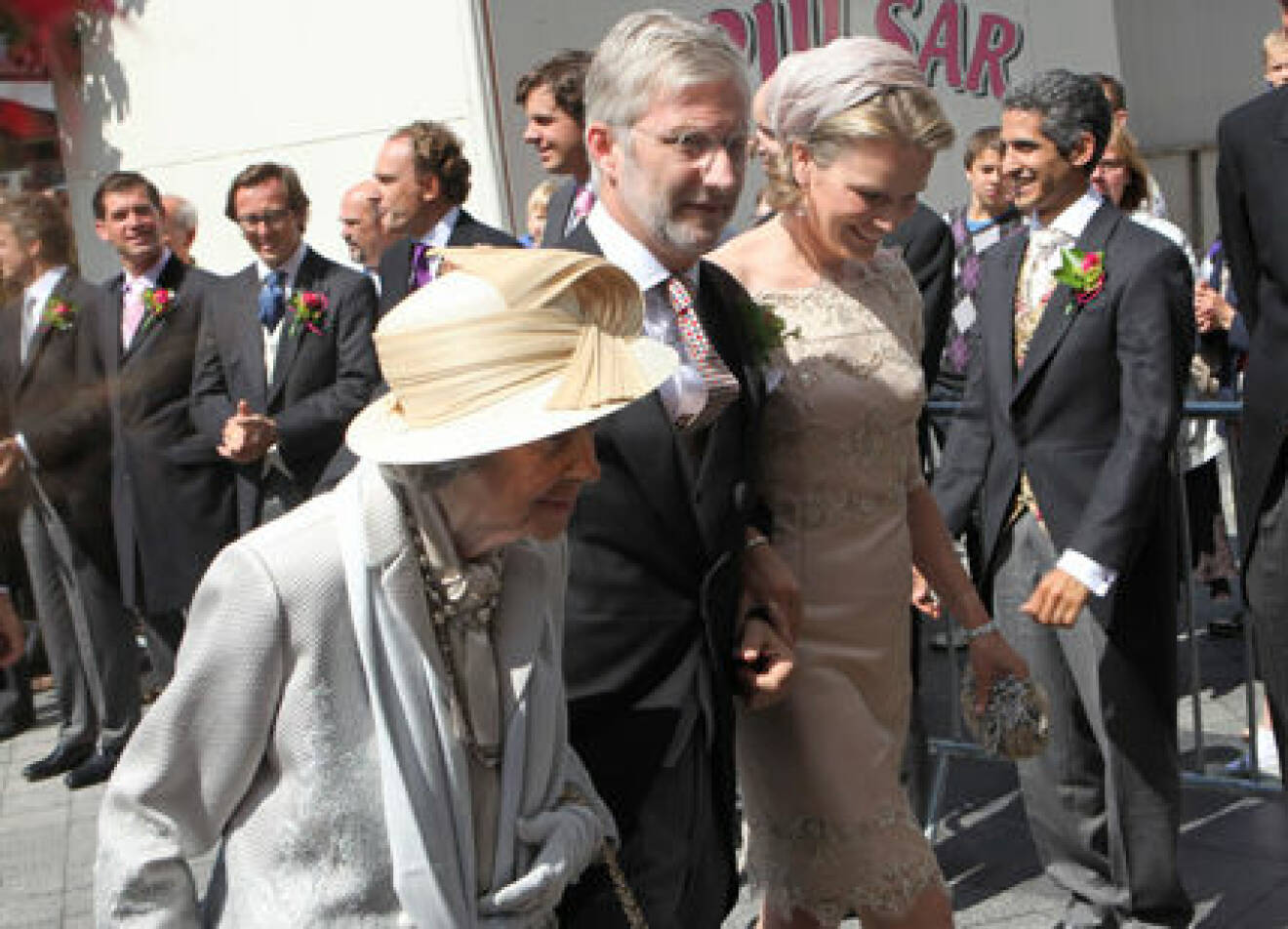 Mathilde och Philippe på väg in till bröllopet.