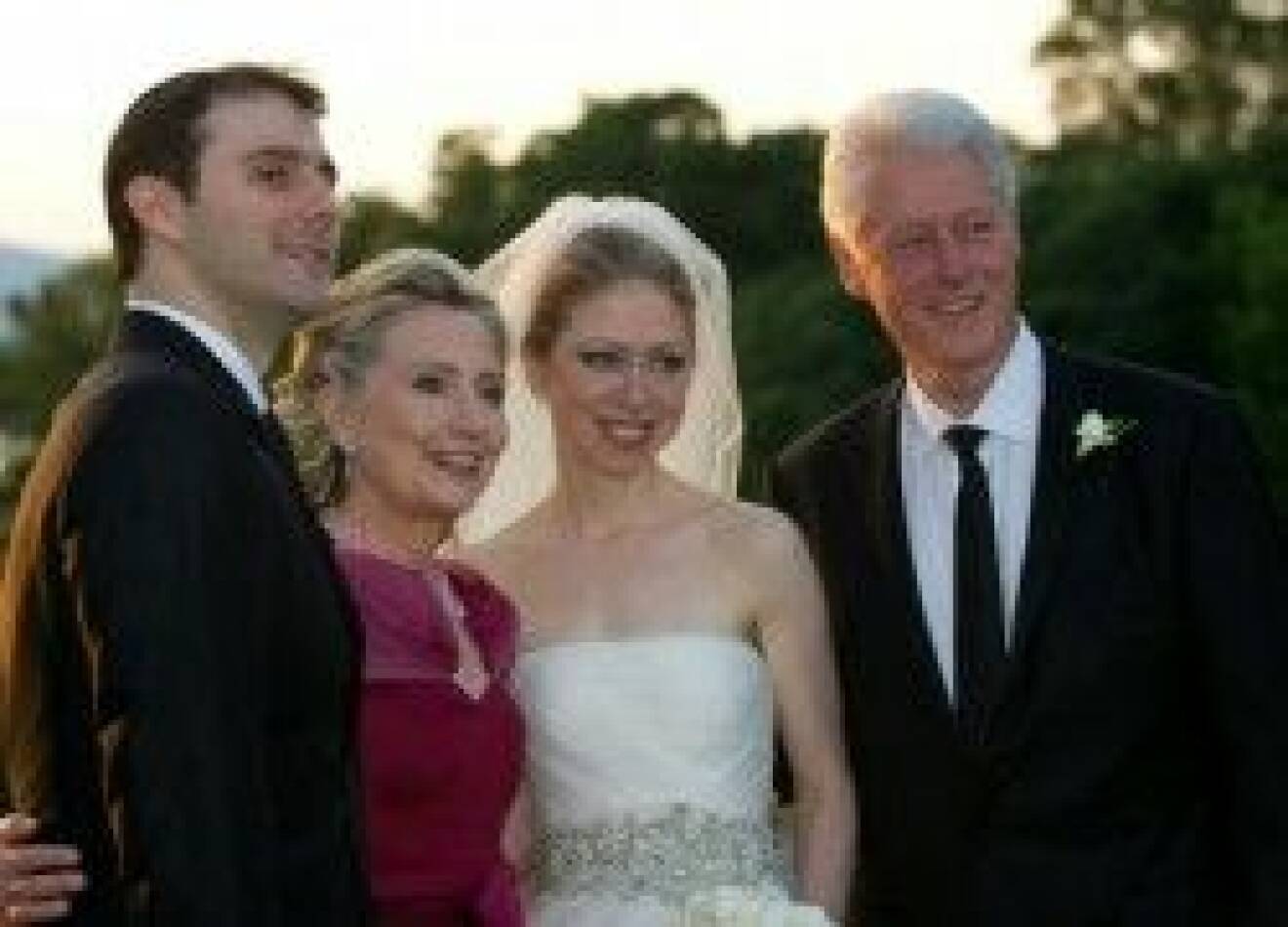 Bill och Hillary Clinton med sin dotter och make.