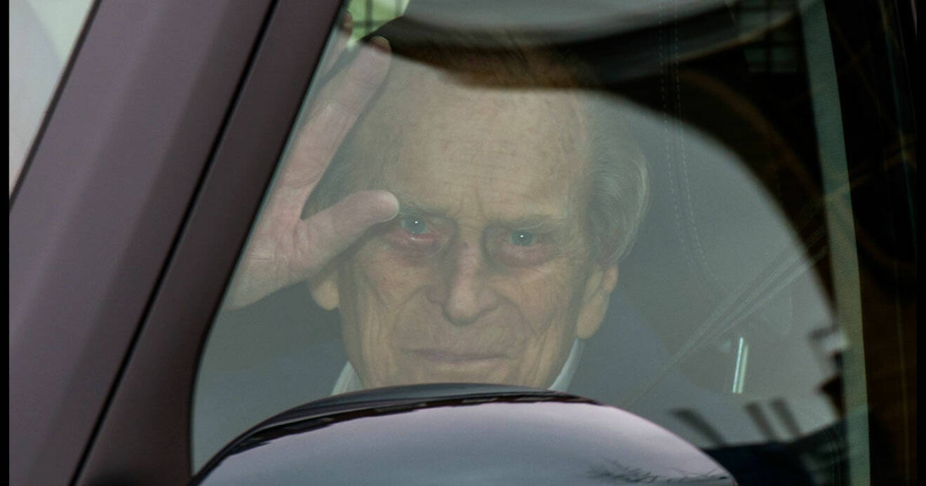 Prins Philip vinkade på vägen från sjukhuset.