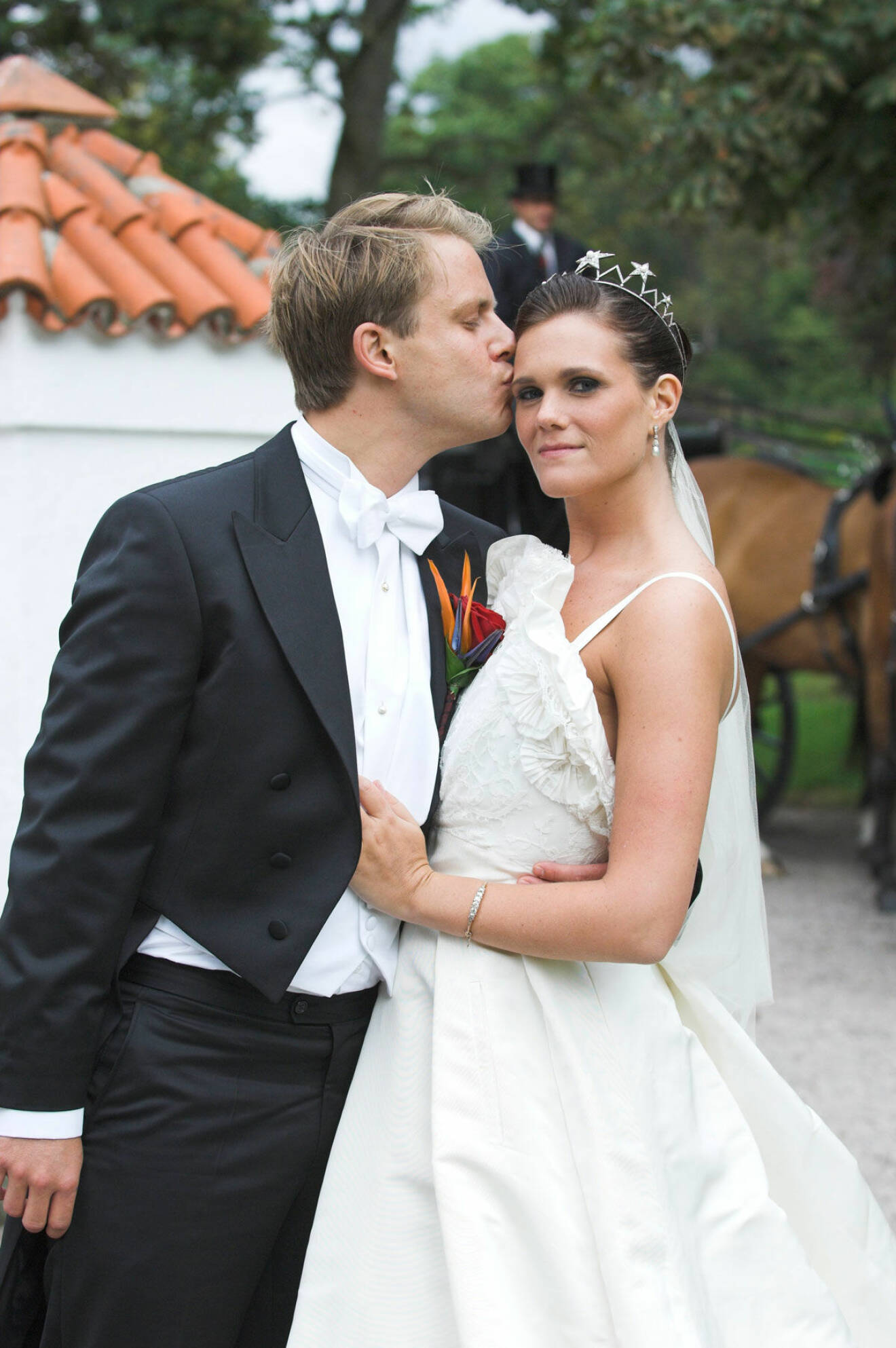 Jonas Andrén överöste sin nyblivna hustru Adèle med kyssar.